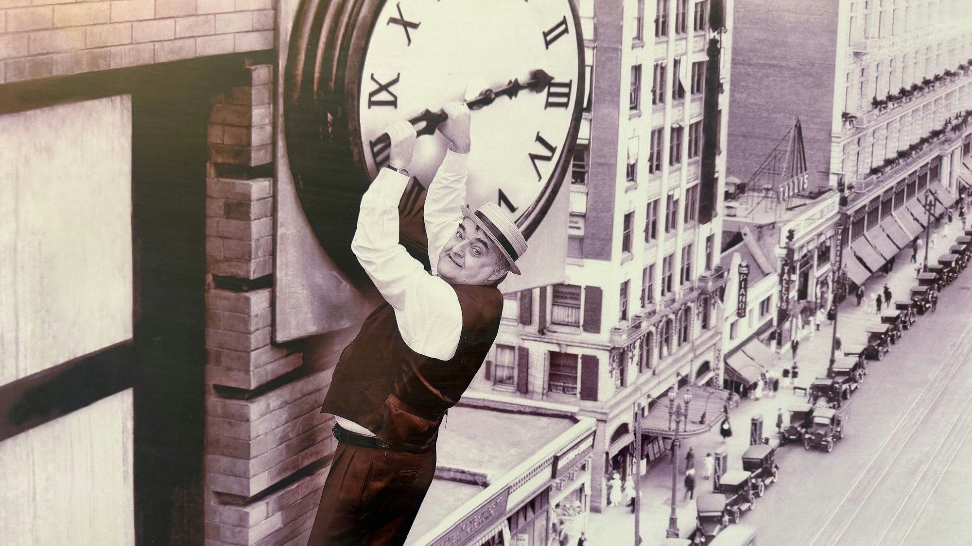 Fotomontage in Herbert Reuls Büro: Der Innenminister wurde in ein Filmplakat des Stummfilms „Ausgerechnet Wolkenkratzer“ montiert.