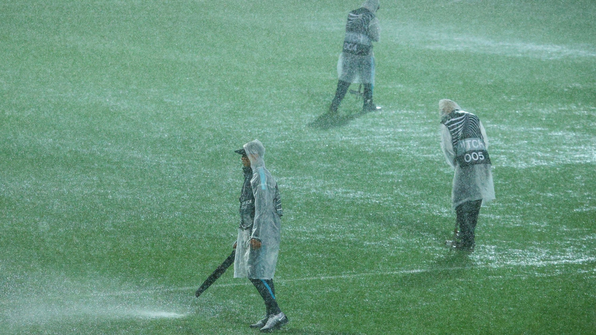 Mit Laubbläsern soll der Platz in Rijeka vom Wasser befreit werden.