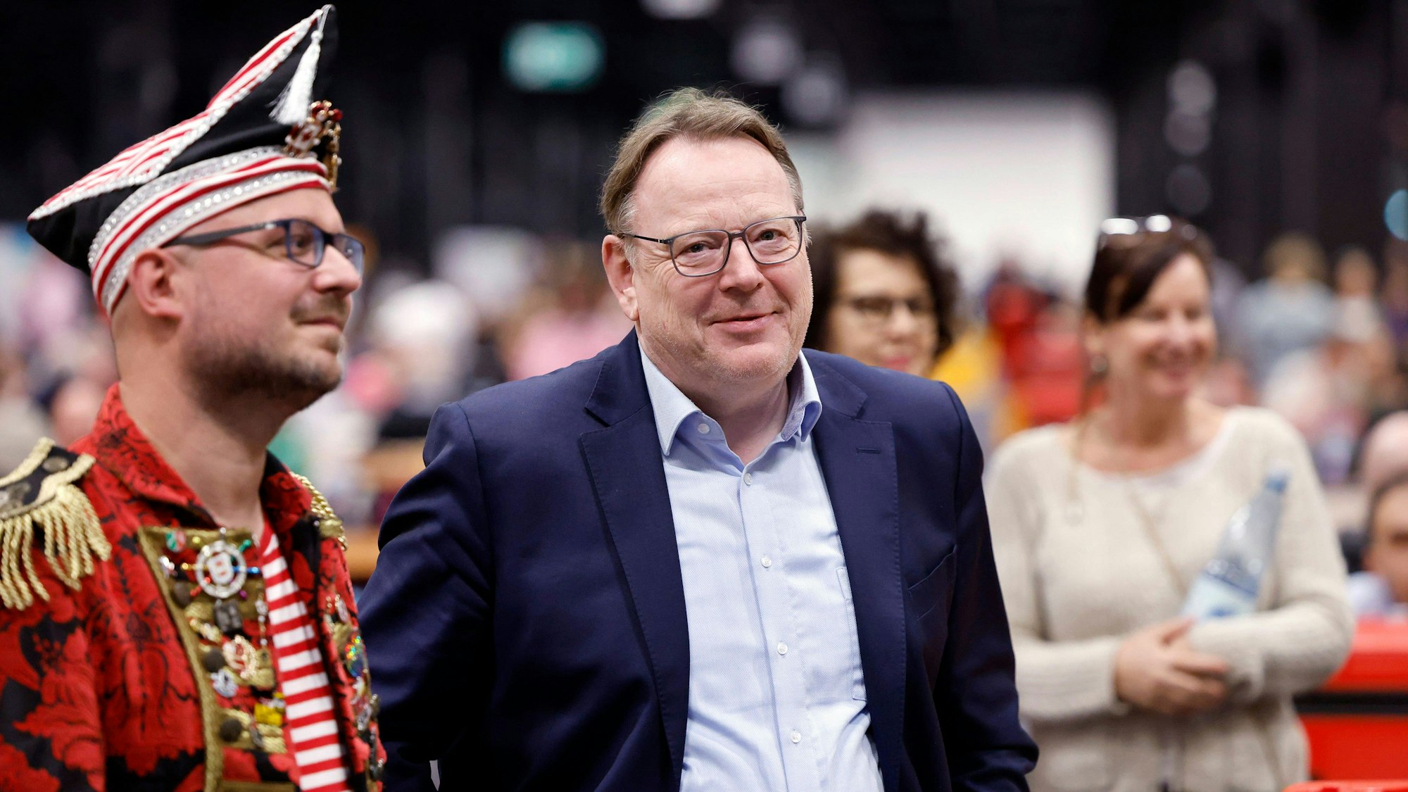 Politiker Torsten Burmester SPD, Kandidat für das Amt des Oberbürgermeisters, neben einem Wahlhelfer mit Narrenkappe im Briefwahlzentrum Köln auf einem Pressetermin.