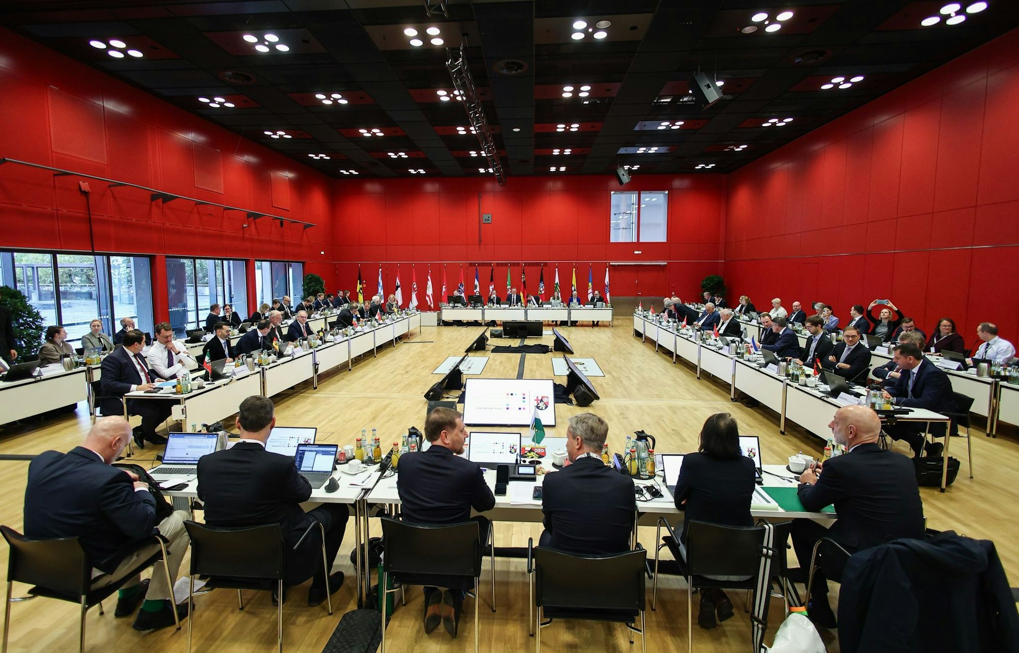 14 Länderchefs diskutierten zwei Tage lang in der Mainzer Rheingoldhalle. Nicht mit dabei waren die Ministerpräsidentinnen des Saarlandes und von Mecklenburg-Vorpommern, Anke Rehlinger und Manuela Schwesig (beide SPD).