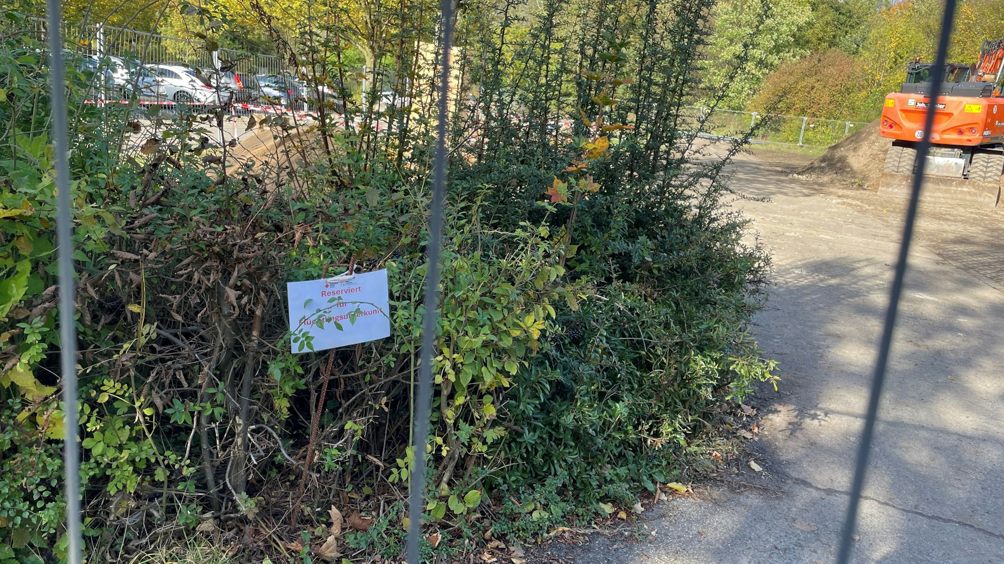 Ein Schild mit „Reserviert für Flüchtlingsunterkunft“ an der Baustelle.