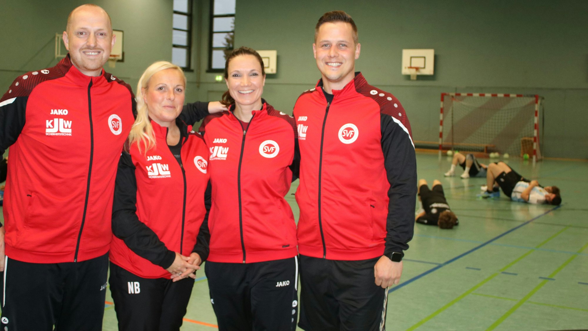Der Vorstand der Handballabteilung des SV Frielingsdorf steht in einer Reihe.