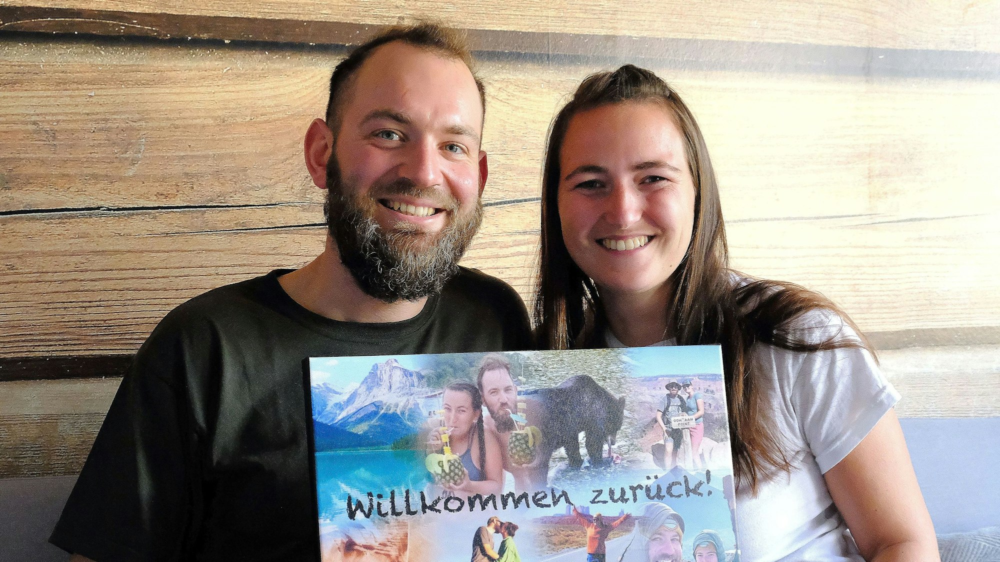 Rebecca und Marcel Schumacher nach der Rückkehr von ihrer Reise im heimischen Wohnzimmer.