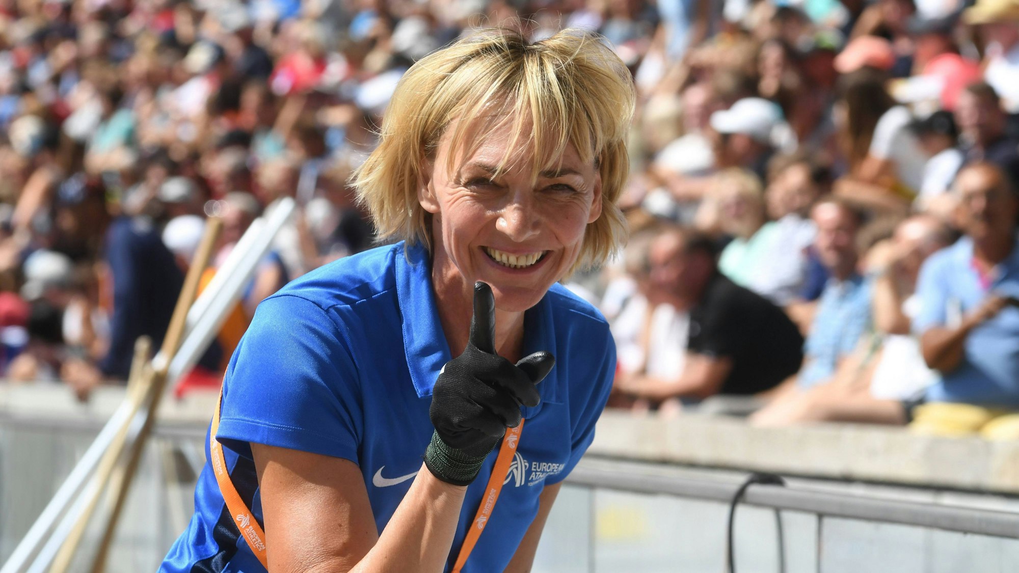 Heike Drechsler als Volunteer bei der Stabhochsprung-Qualifikation der EM 2018 im Berliner Olympiastadion.