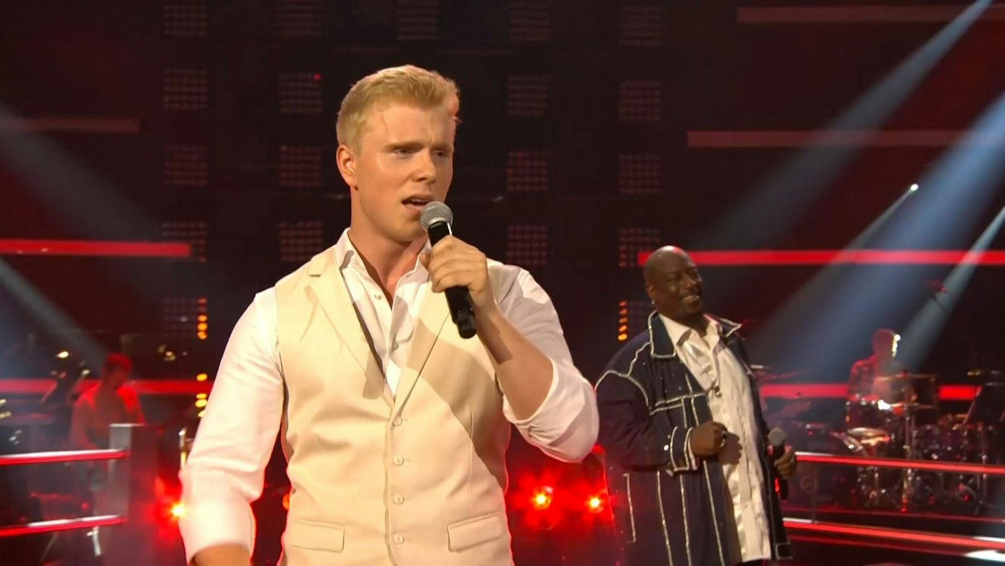 Boysie White (r.) unterlag im Battle Max Pesé. (Bild: Joyn)