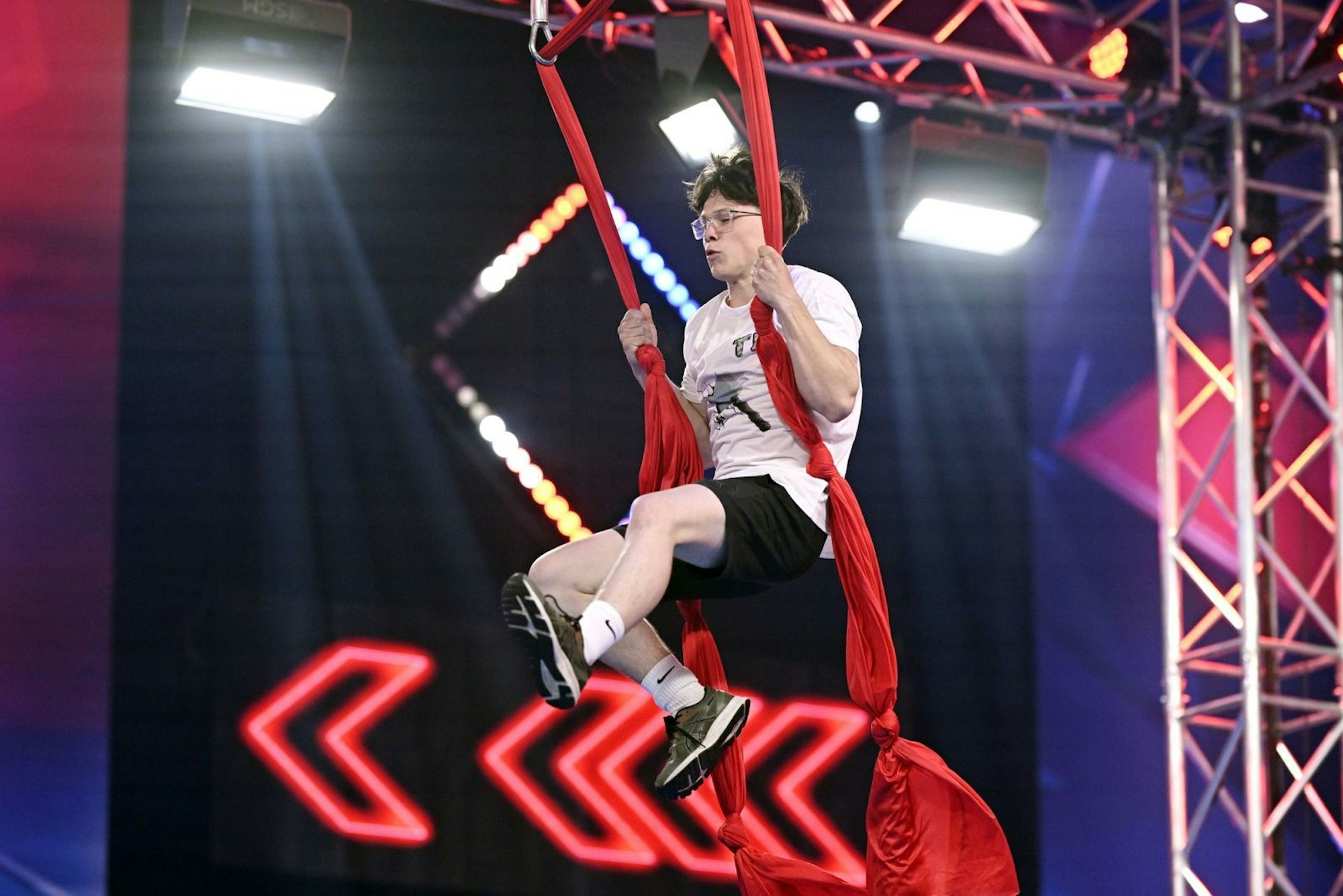 Thorben Lerch ist 17, aber trotzdem Ur-Ninja, denn er war schon bei der ersten Staffel von „Ninja Warrior Germany Kids“ dabei. 2024, als er endlich alt genug für „die Großen“ war, scheiterte er im Halbfinale wegen eines Leichtsinnsfehlers. Diesmal bleibt er durchgehend konzentriert. Der verdiente Lohn: Er schafft es bis zum Buzzer und wird Tagesdritter. (Bild: RTL/Markus Hertrich)