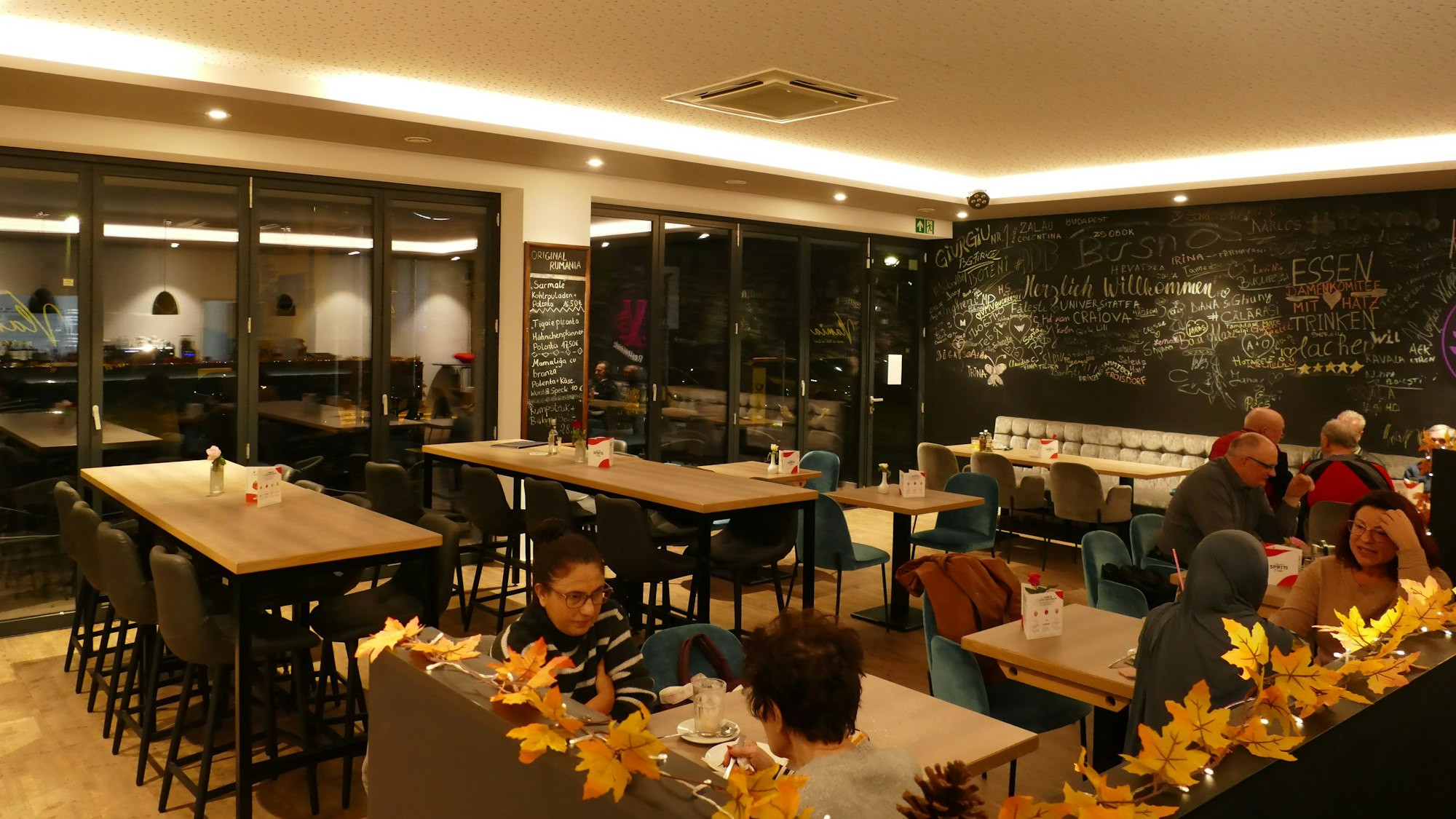 Das Vlamia wartet mit einem Bistro-Charakter und gemütlichen Sitzecken auf.