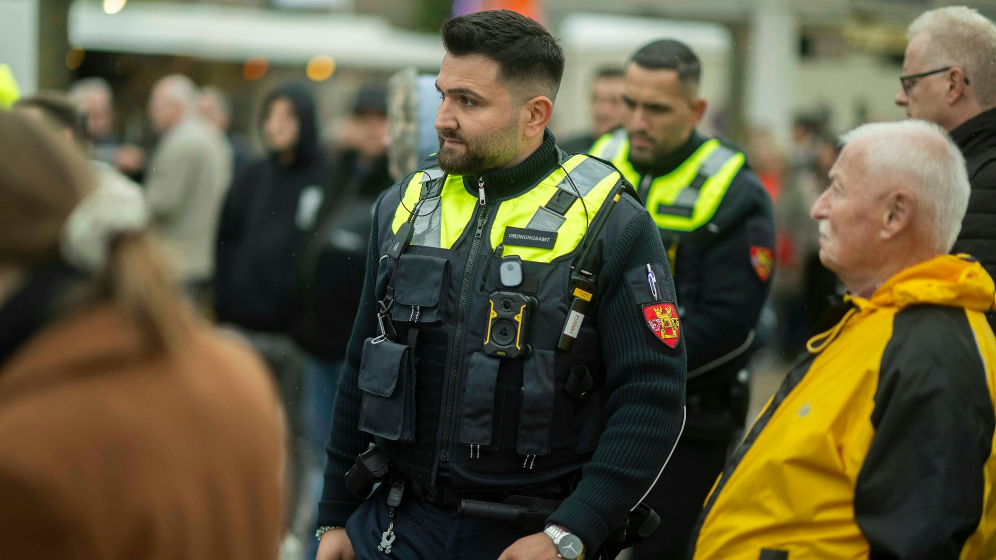Das Bild zeigt zwei Beamte des Euskirchener Ordnungsamts, die erstmals mit Bodycams ausgestattet worden sind.