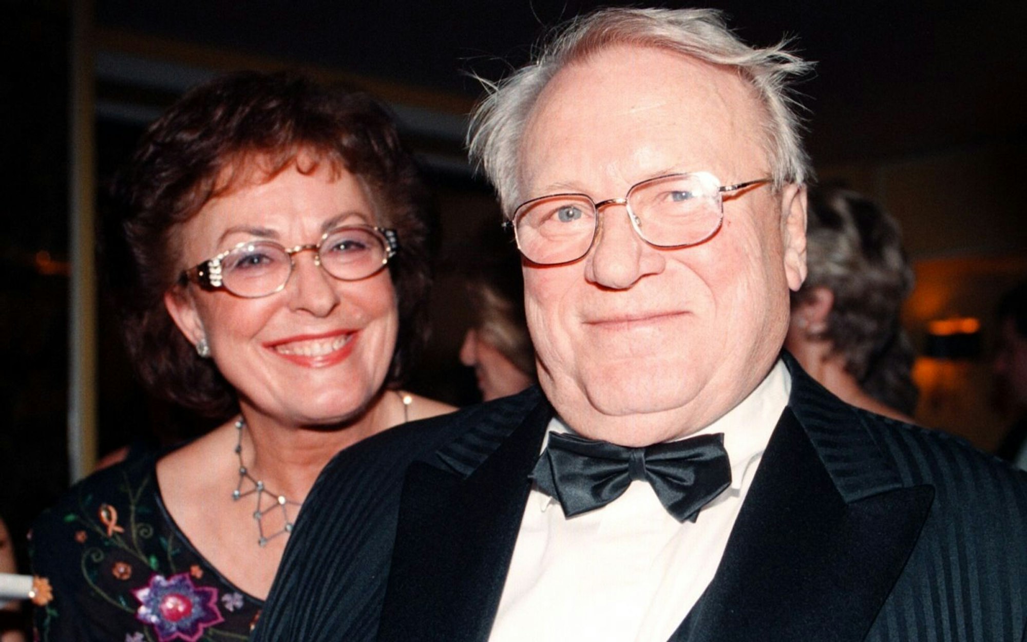 Niemand verkörperte den gemütlichen-gutmütigen Hessen über Jahrzehnte so gut wie der gebürtige Darmstädter Günter Strack (Bild, mit Ehefrau Lore). (Bild: Peter Bischoff/Getty Images)