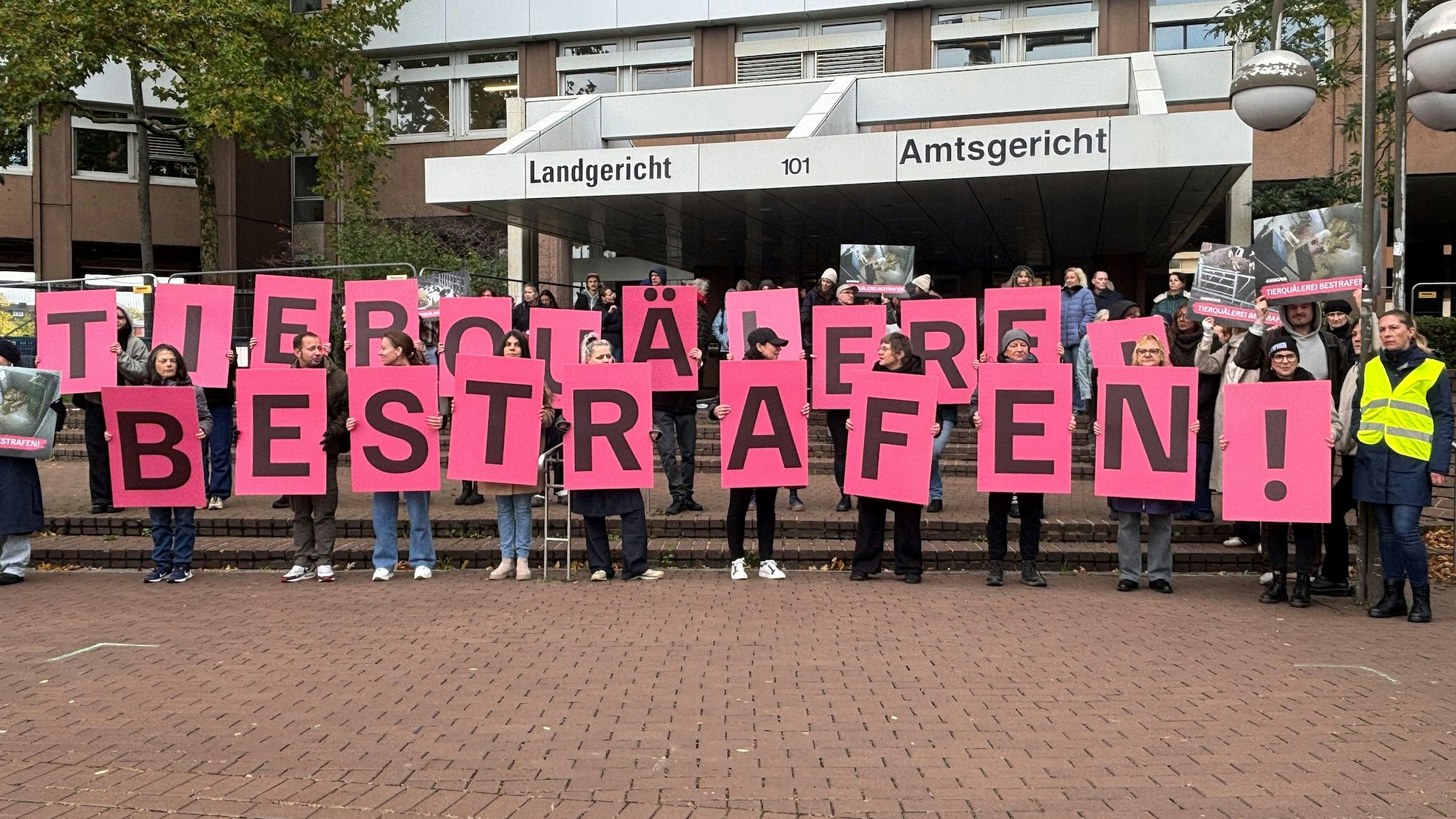 Vor dem Gerichtsgebäude in Köln demonstrierten im Oktober 2025 rund 40 Tierschützer.
