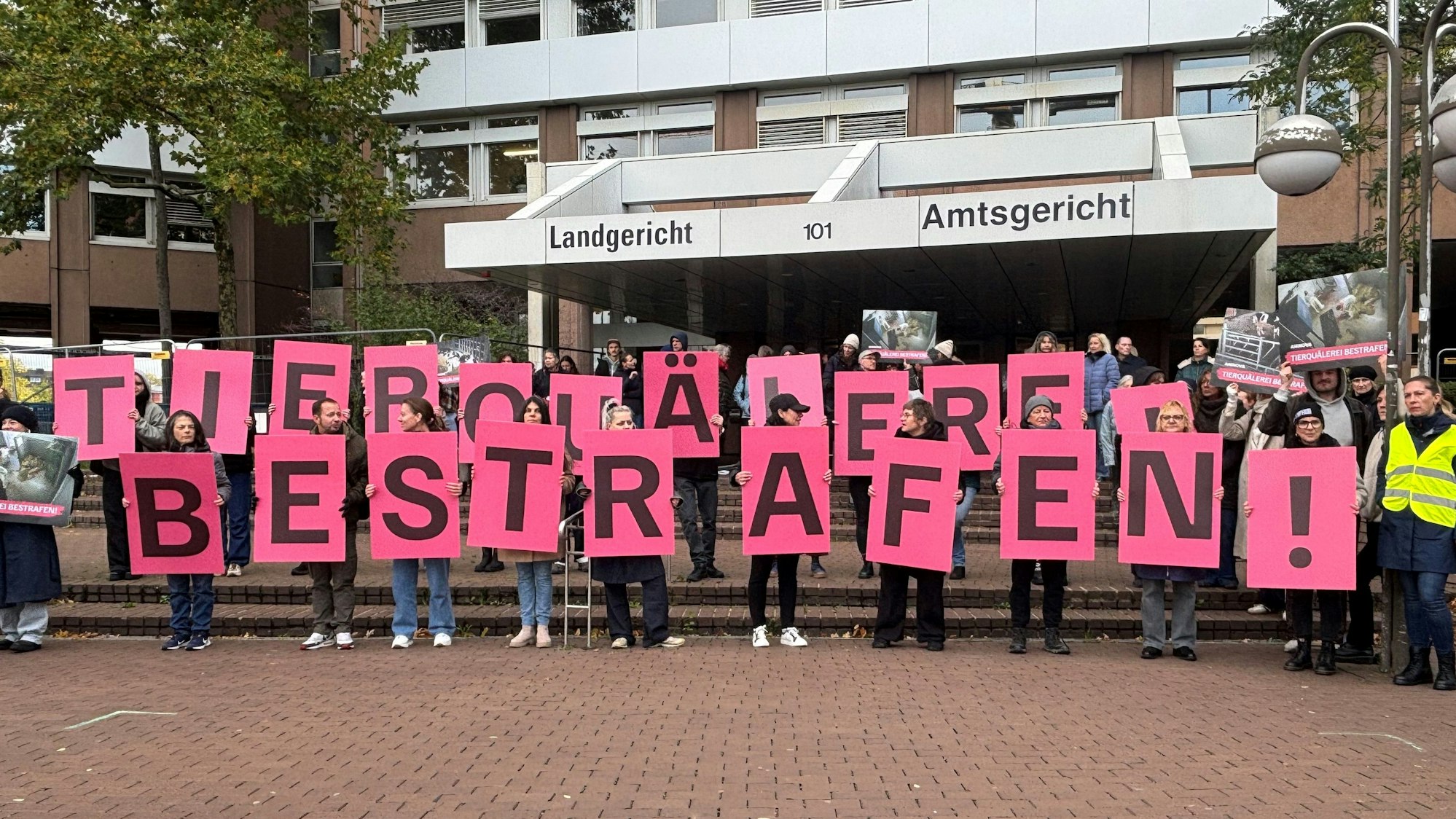 Das Bild zeigt Demonstranten vor dem Amtsgericht Köln.