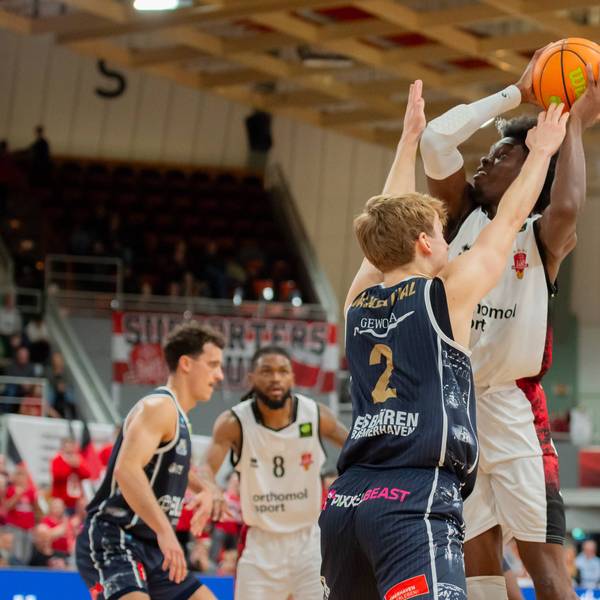 Ricardo Lynch Giants Leverkusen,No.11 in Aktion gegen Raphael Falkenthal Eisbären Bremerhaven,No.02 DEU, Leverkusen, 18.10.2025 Basketball, BARMER 2. BAsketball-Bundesliga Pro A, 4. Spieltag, Bayer Giants Leverkusen - Eisbären Bremerhaven *** Ricardo Lynch Giants Leverkusen,No 11 in action against Raphael Falkenthal Eisbären Bremerhaven,No 02 DEU, Leverkusen, 18 10 2025 Basketball, BARMER 2 BAsketball Bundesliga Pro A, Matchday 4, Bayer Giants Leverkusen Eisbären Bremerhaven