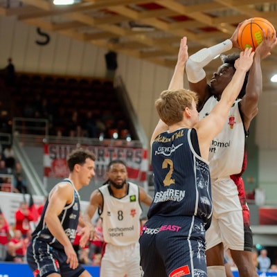 Ricardo Lynch Giants Leverkusen,No.11 in Aktion gegen Raphael Falkenthal Eisbären Bremerhaven,No.02 DEU, Leverkusen, 18.10.2025 Basketball, BARMER 2. BAsketball-Bundesliga Pro A, 4. Spieltag, Bayer Giants Leverkusen - Eisbären Bremerhaven *** Ricardo Lynch Giants Leverkusen,No 11 in action against Raphael Falkenthal Eisbären Bremerhaven,No 02 DEU, Leverkusen, 18 10 2025 Basketball, BARMER 2 BAsketball Bundesliga Pro A, Matchday 4, Bayer Giants Leverkusen Eisbären Bremerhaven