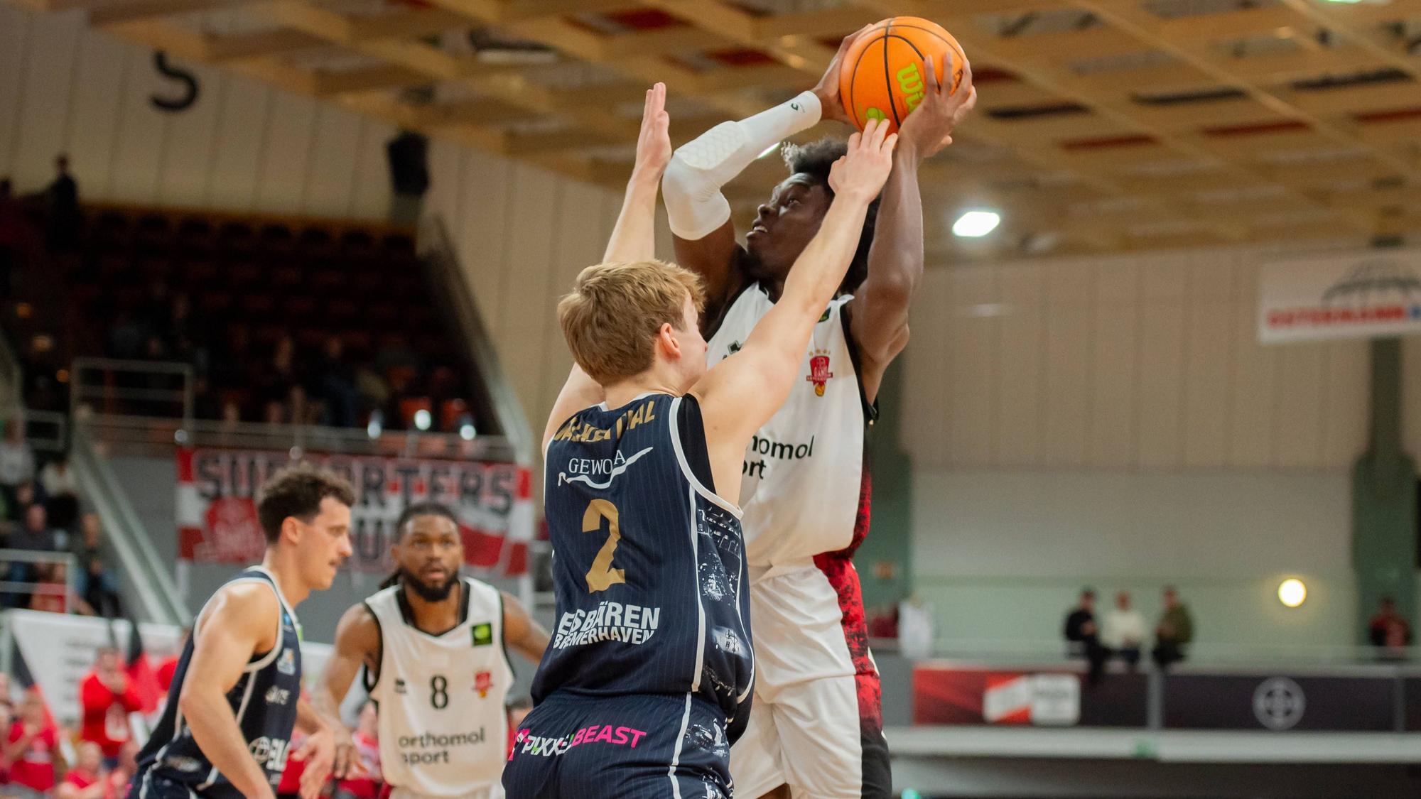 Ricardo Lynch Giants Leverkusen,No.11 in Aktion gegen Raphael Falkenthal Eisbären Bremerhaven,No.02 DEU, Leverkusen, 18.10.2025 Basketball, BARMER 2. BAsketball-Bundesliga Pro A, 4. Spieltag, Bayer Giants Leverkusen - Eisbären Bremerhaven *** Ricardo Lynch Giants Leverkusen,No 11 in action against Raphael Falkenthal Eisbären Bremerhaven,No 02 DEU, Leverkusen, 18 10 2025 Basketball, BARMER 2 BAsketball Bundesliga Pro A, Matchday 4, Bayer Giants Leverkusen Eisbären Bremerhaven