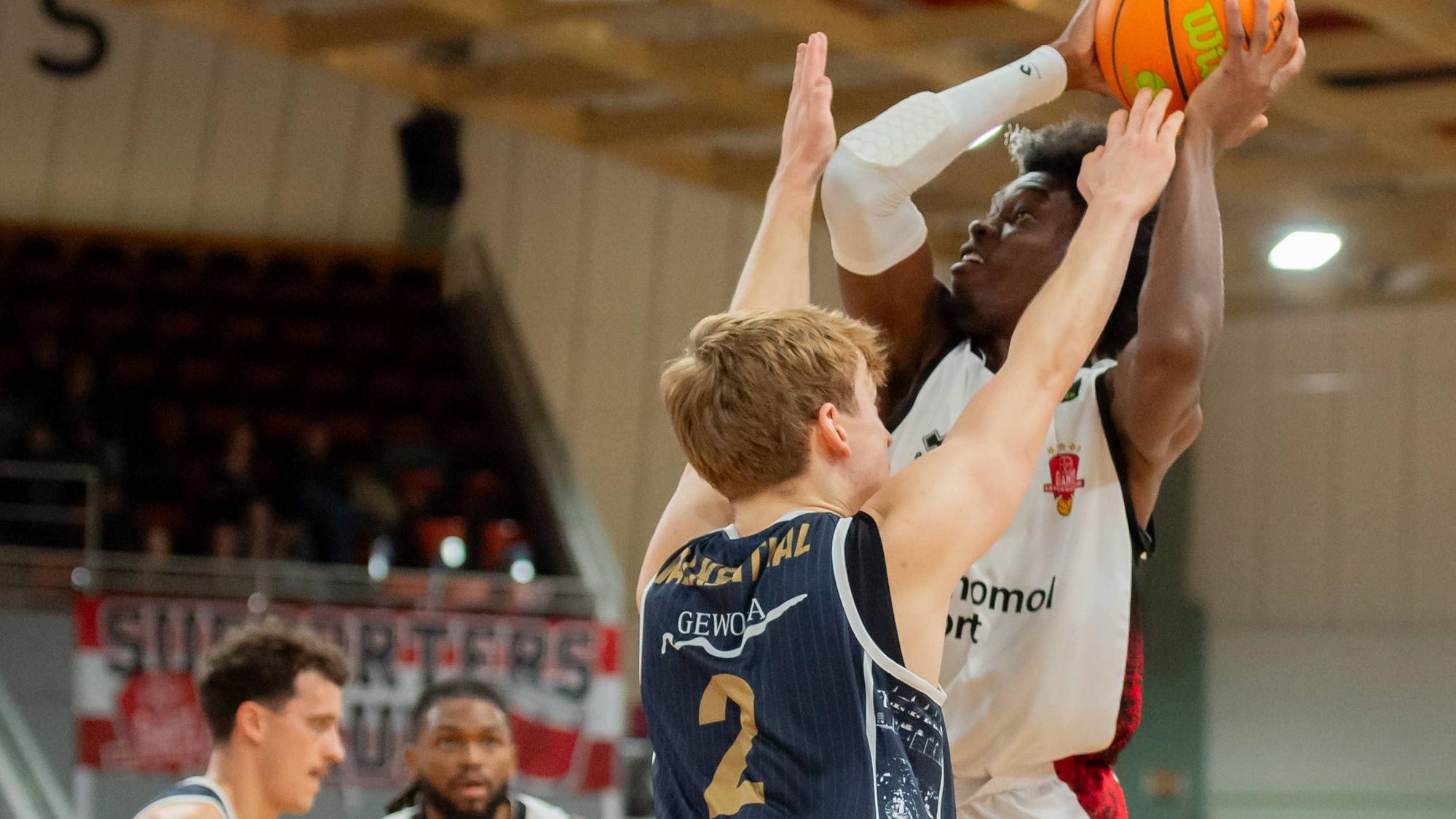 Ricardo Lynch Giants Leverkusen,No.11 in Aktion gegen Raphael Falkenthal Eisbären Bremerhaven,No.02 DEU, Leverkusen, 18.10.2025 Basketball, BARMER 2. BAsketball-Bundesliga Pro A, 4. Spieltag, Bayer Giants Leverkusen - Eisbären Bremerhaven *** Ricardo Lynch Giants Leverkusen,No 11 in action against Raphael Falkenthal Eisbären Bremerhaven,No 02 DEU, Leverkusen, 18 10 2025 Basketball, BARMER 2 BAsketball Bundesliga Pro A, Matchday 4, Bayer Giants Leverkusen Eisbären Bremerhaven