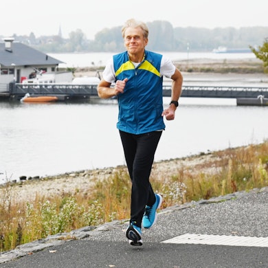 Hans Werner Wüst bei einem Regenerationslauf am Sürther Rheinufer.