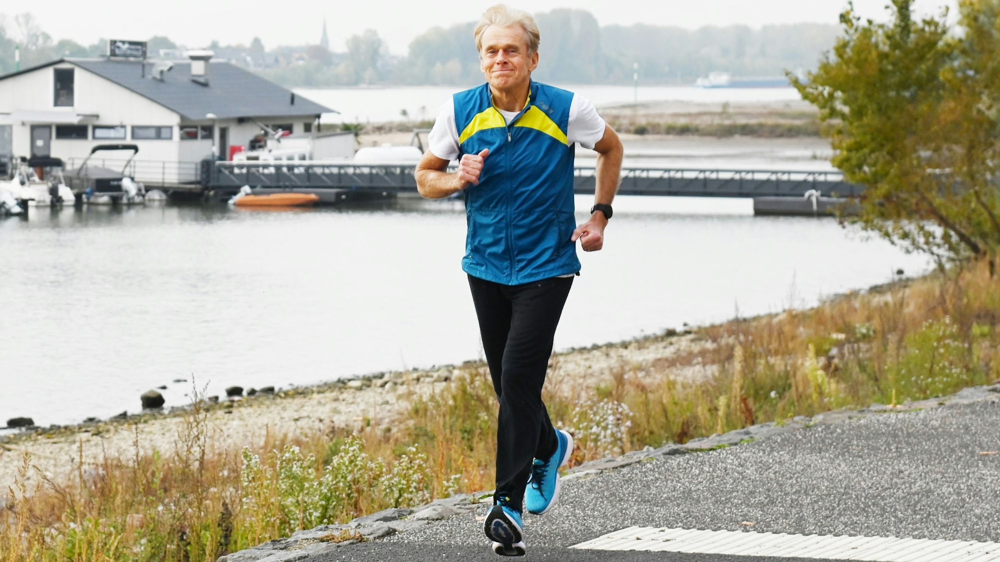Hans Werner Wüst bei einem Regenerationslauf am Sürther Rheinufer.