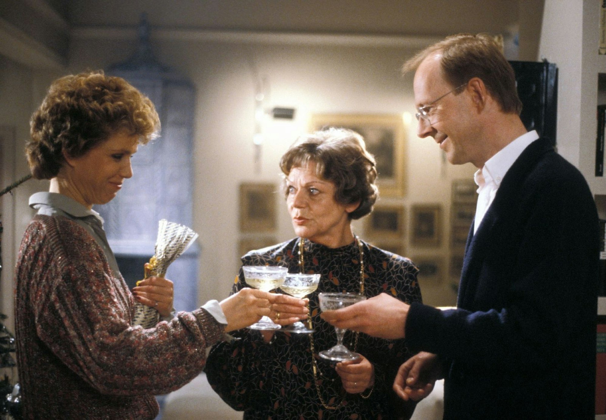 Sie war eine renommierte Theaterschauspielerin, die Rolle der Oma Drombusch machte Grete Wurm (Mitte, mit Witta Pohl und Hans-Peter Korff) auch zu einem bekannten TV-Gesicht. (Bild: 1983 Getty Images/Peter Bischoff)