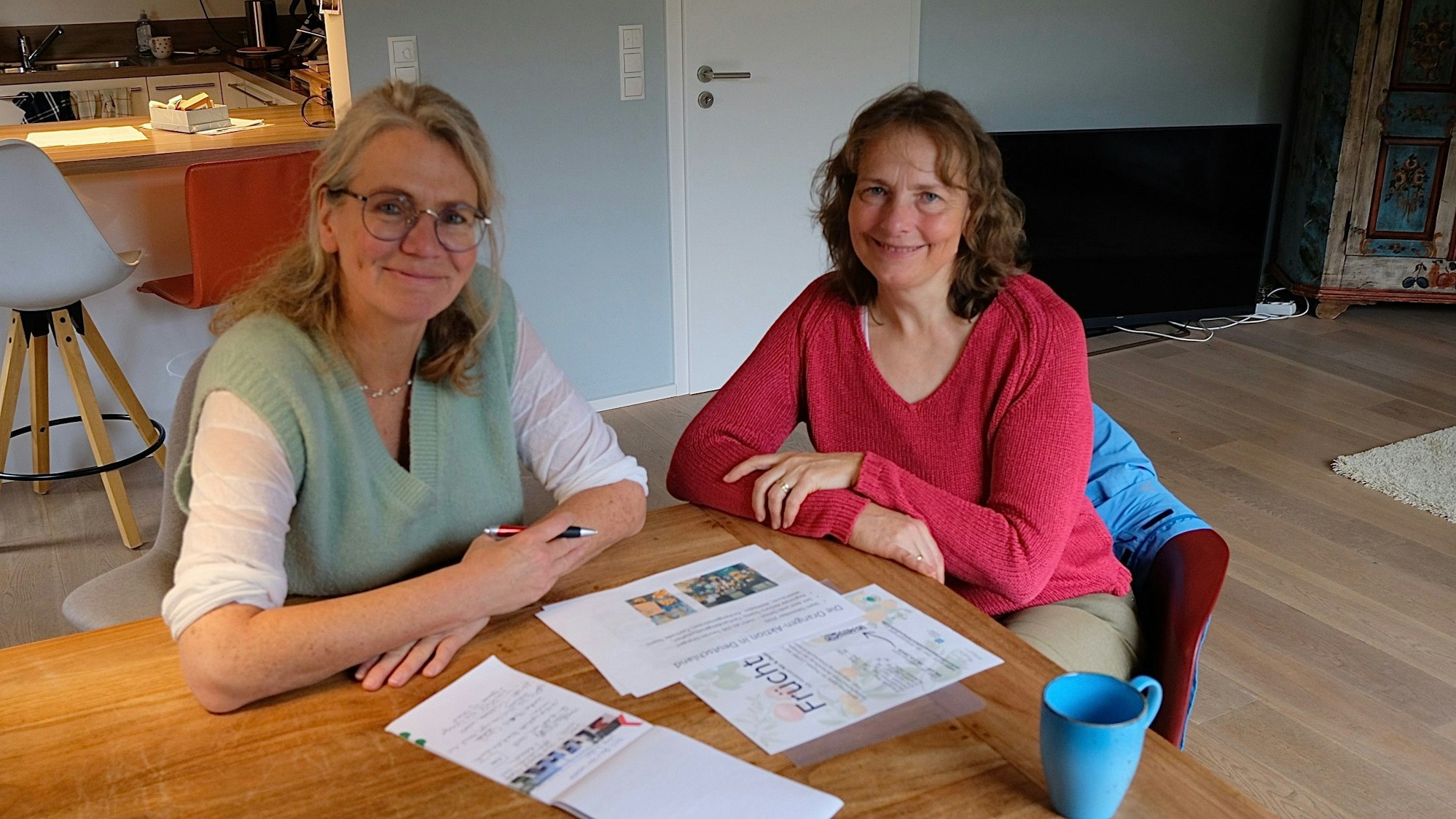 Gisela Theis (r.) mit Unterstützerin Elke Tonscheidt in deren Wohnung in Widdersdorf.