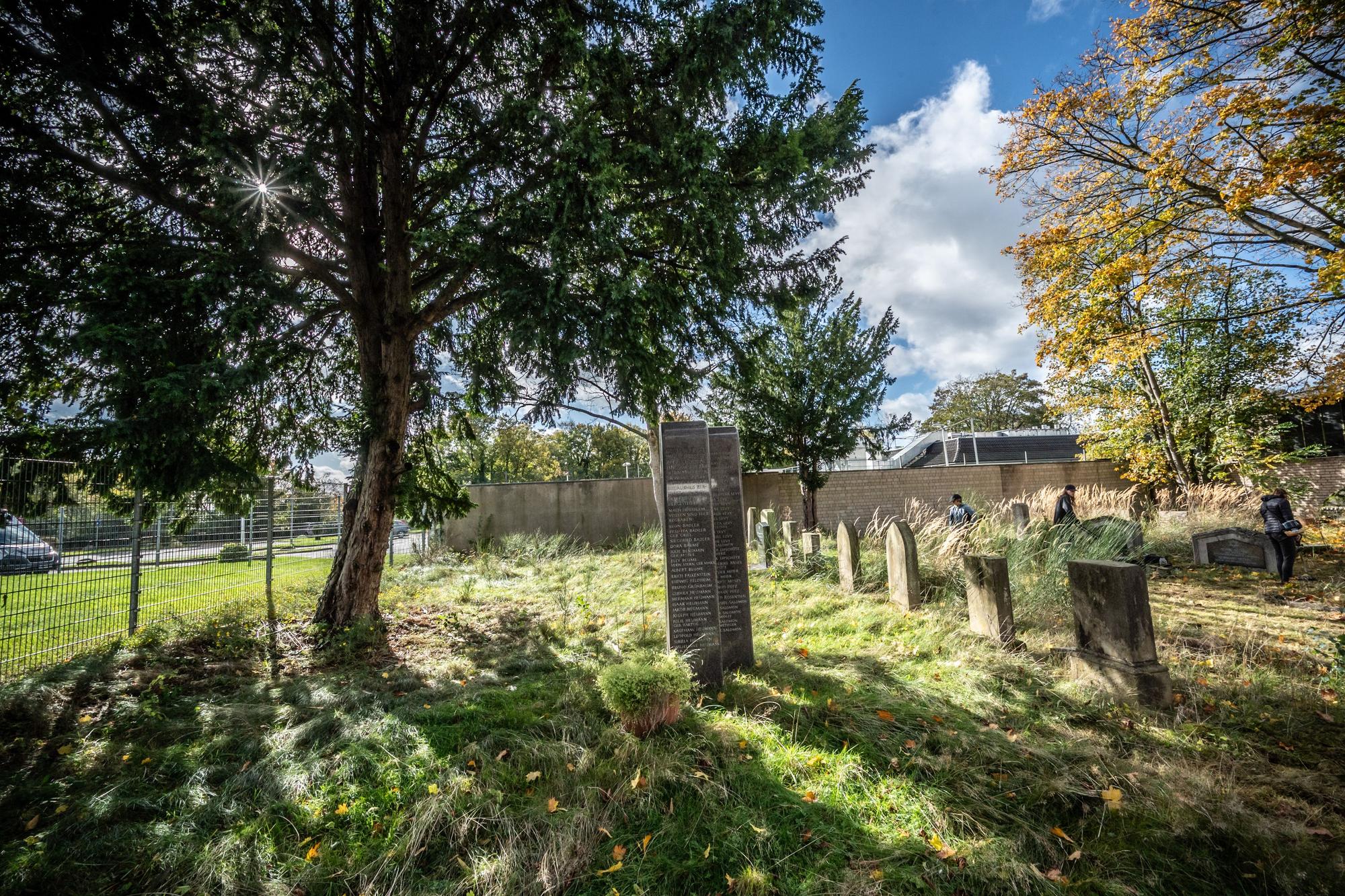 Der Pfadfinder-Stamm Orion aus Mathildenhof hat sich an die Arbeit gemacht und versucht, den Jüdischen Friedhof in Opladen wieder optisch in Ordnung zu bringen. Bild: Ralf Krieger