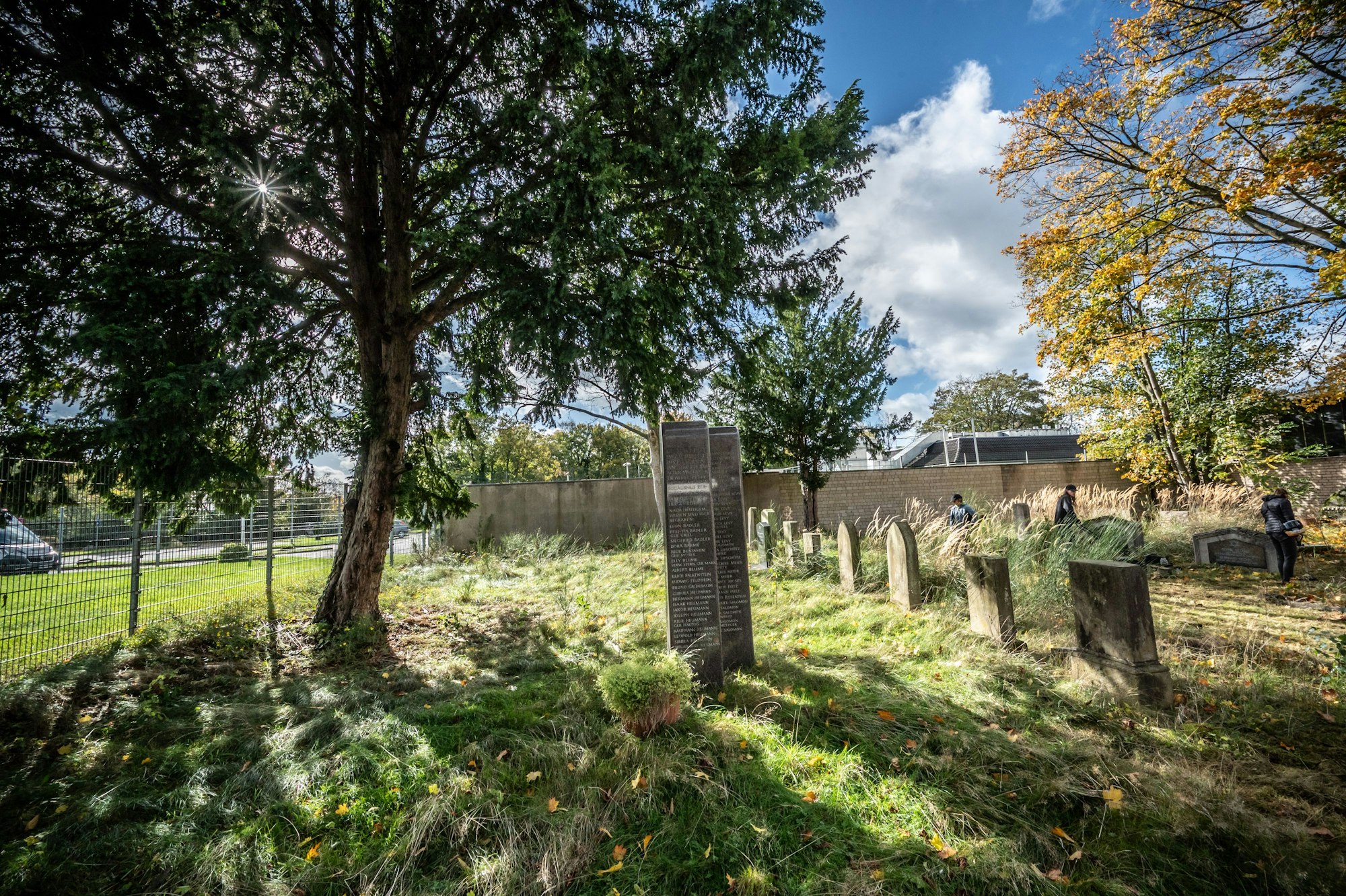 Der Pfadfinder-Stamm Orion aus Mathildenhof hat sich an die Arbeit gemacht und versucht, den Jüdischen Friedhof in Opladen wieder optisch in Ordnung zu bringen.  Bild: Ralf Krieger