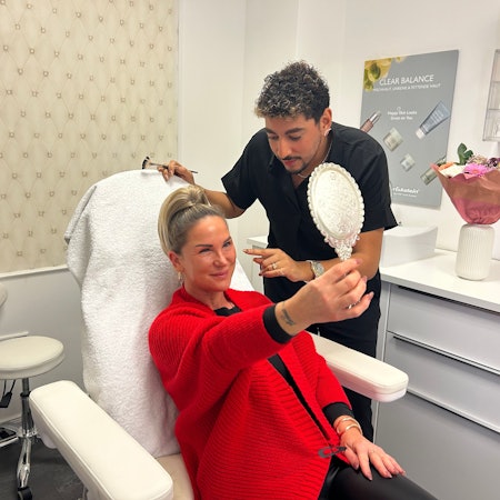 Der ausgebildete medizinische Fachkosmetiker schaut sich in einem der Behandlungsräume die Haut seiner Kollegin Beatrice (46) an.