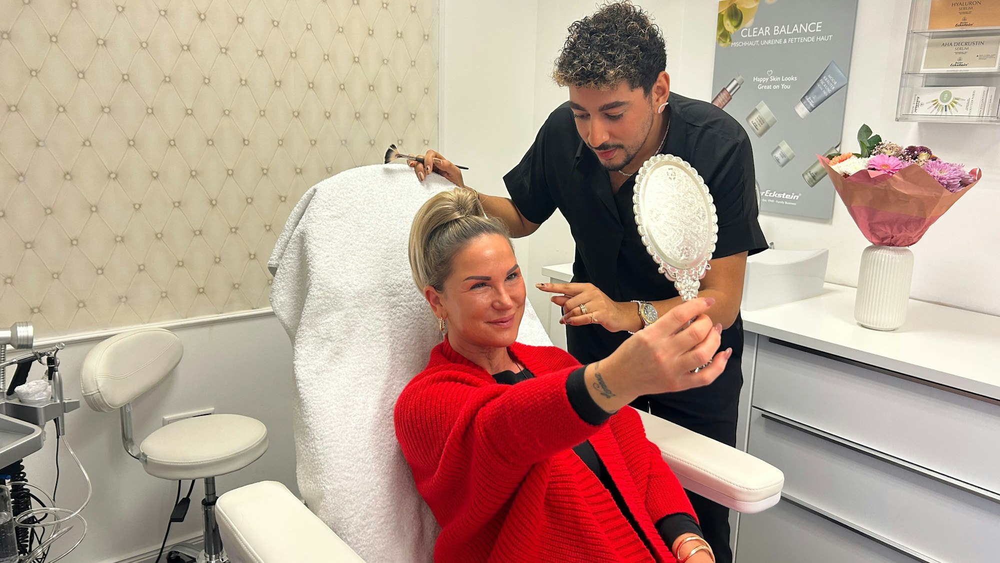 Der ausgebildete medizinische Fachkosmetiker schaut sich in einem der Behandlungsräume die Haut seiner Kollegin Beatrice (46) an.