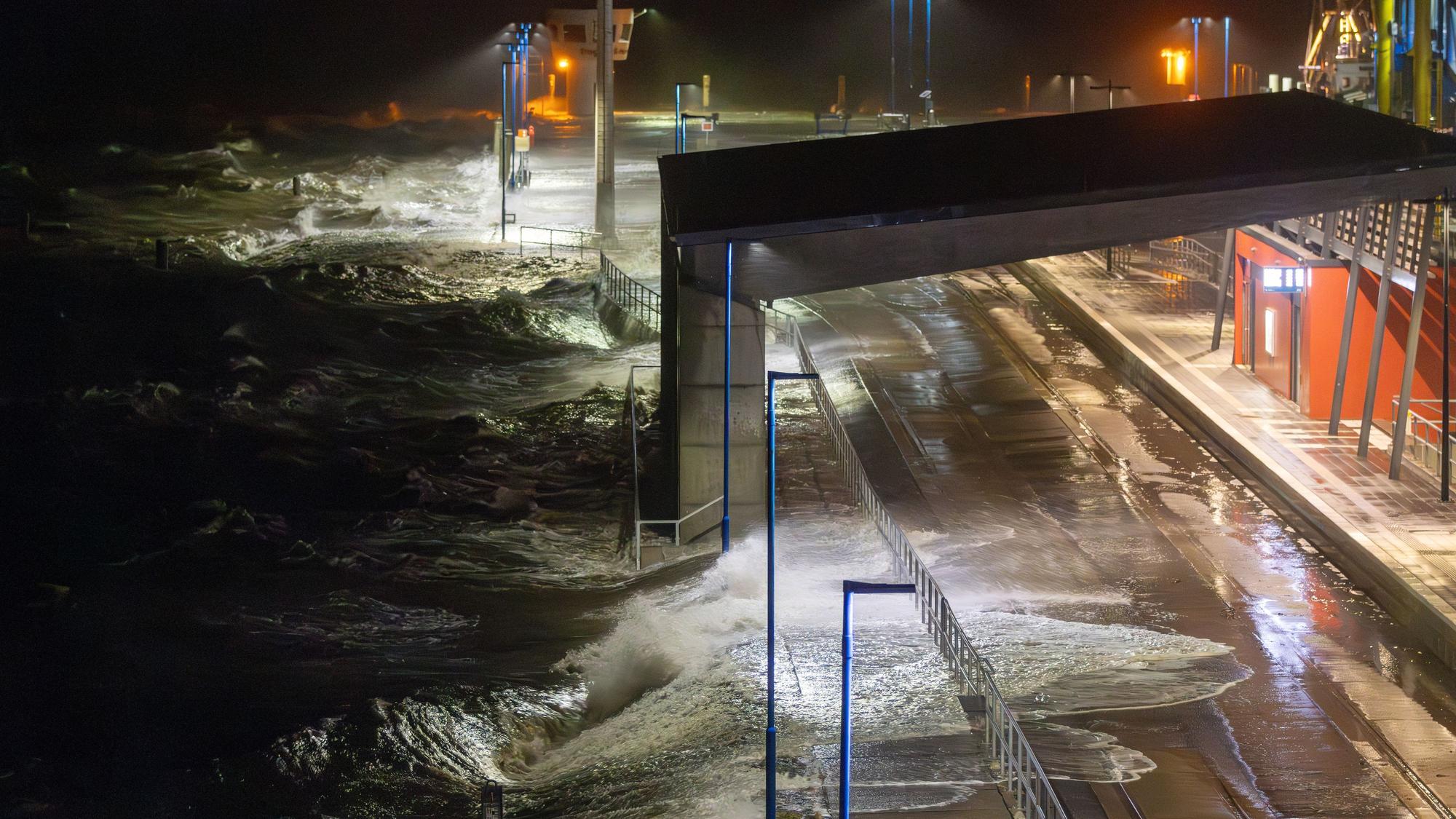 Das Wasser der Nordsee drückt bei Sturm auf den Fährhafen Dagebüll.