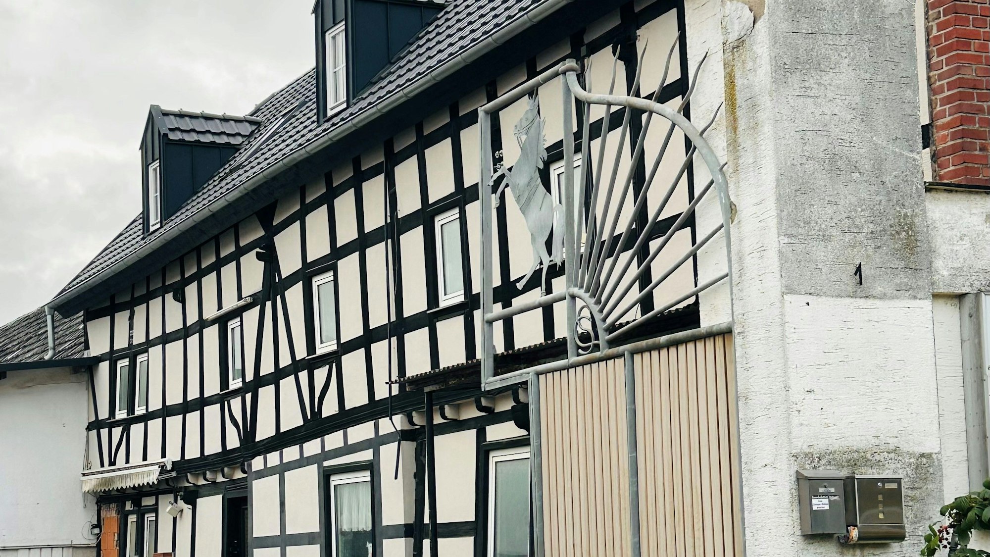 Das Bild zeigt ein Gebäude aus Fachwerk.