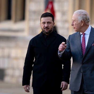 Der britische König Charles III. (r) und der ukrainische Präsident Wolodymyr Selenskyj gehen vor der Inspektion einer Ehrengarde auf Schloss Windsor.