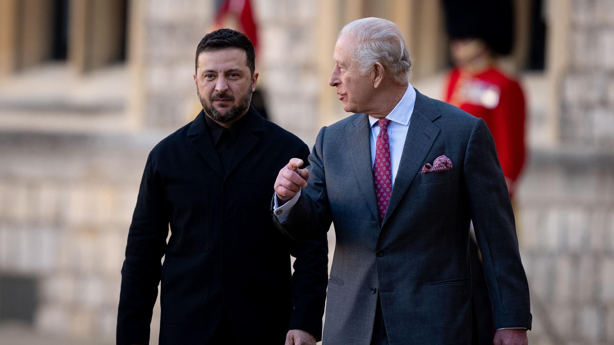 Der britische König Charles III. (r) und der ukrainische Präsident Wolodymyr Selenskyj gehen vor der Inspektion einer Ehrengarde auf Schloss Windsor.