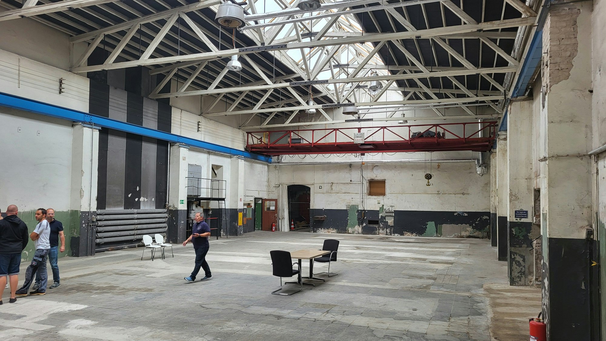 Eine alte, leergeräumte Fabrikhalle