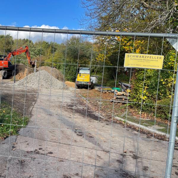 Bauarbeiten an der Landesunterkunft Auermühle, Bagger stehen vor Ort.
