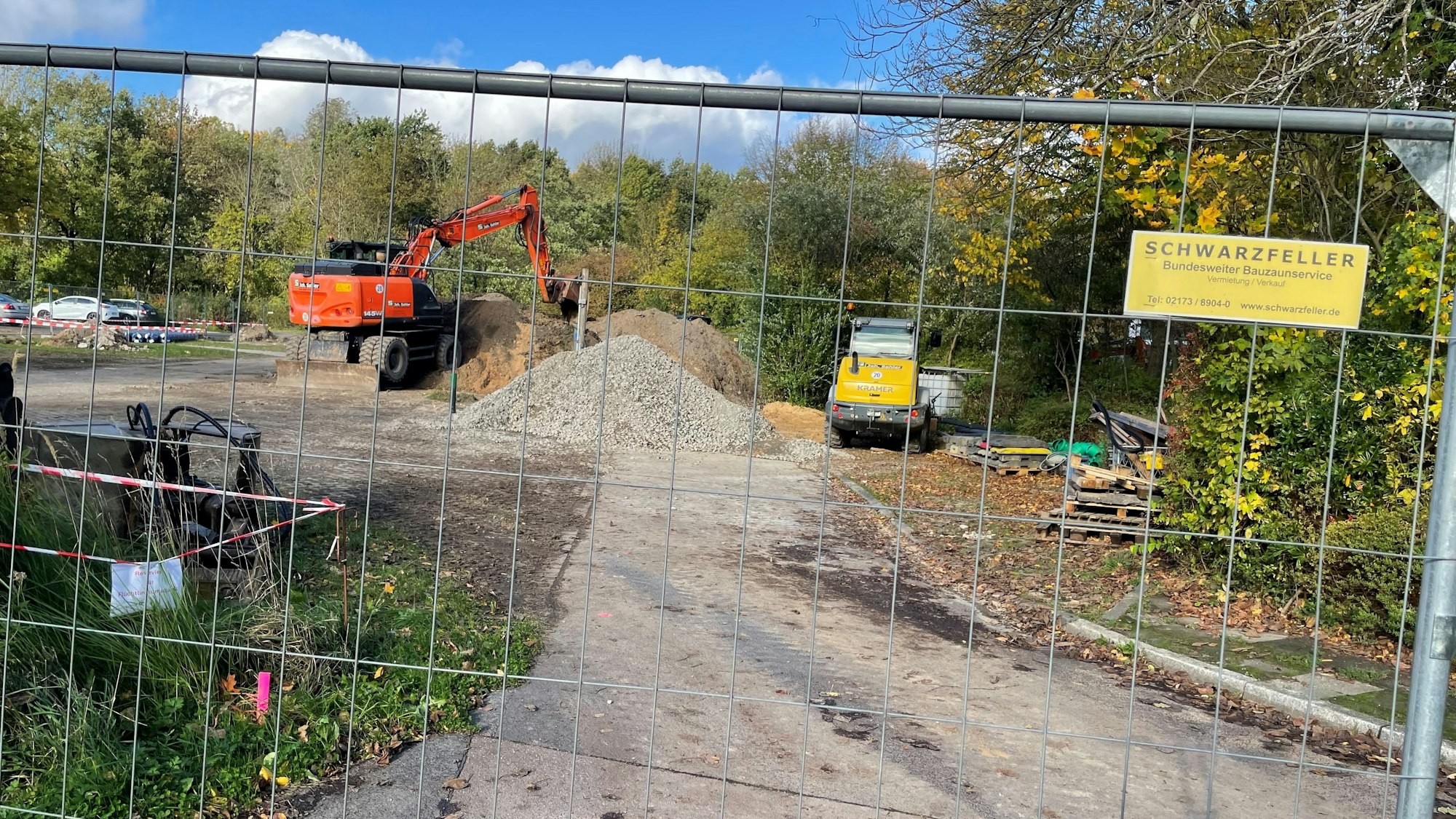 Bauarbeiten an der Landesunterkunft Auermühle, Bagger stehen vor Ort.