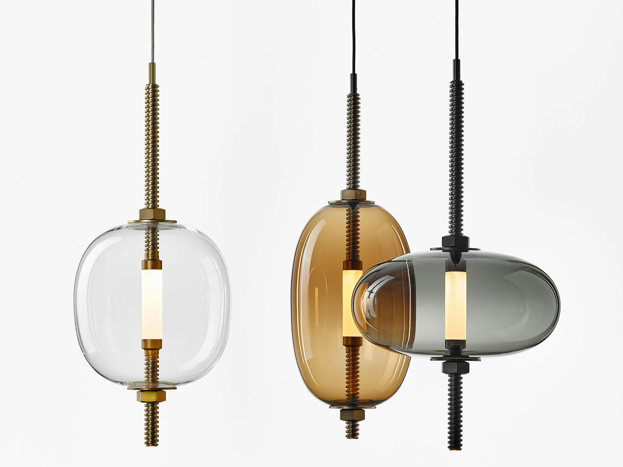 Drei Leuchten hängen nebeneinander.