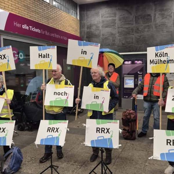 Bürgerinitiative trommelt für RRX-Halt in Köln-Mülheim. Damit RRX-Züge künftig in Mülheim halten können, muss der Bahnhof ausgebaut werden