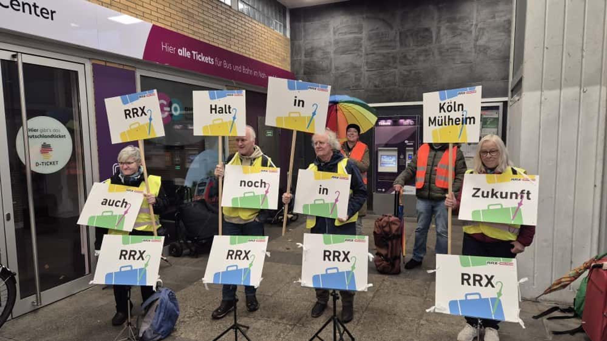 Bürgerinitiative trommelt für RRX-Halt in Köln-Mülheim. Damit RRX-Züge künftig in Mülheim halten können, muss der Bahnhof ausgebaut werden