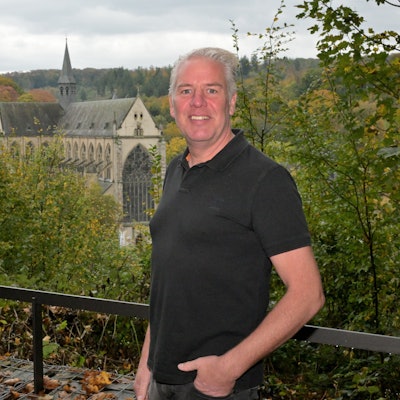 Ein Mann im schwarzen Polohemd steht an einem Aussichtspunkt mit Blick auf den Altenberger Dom.