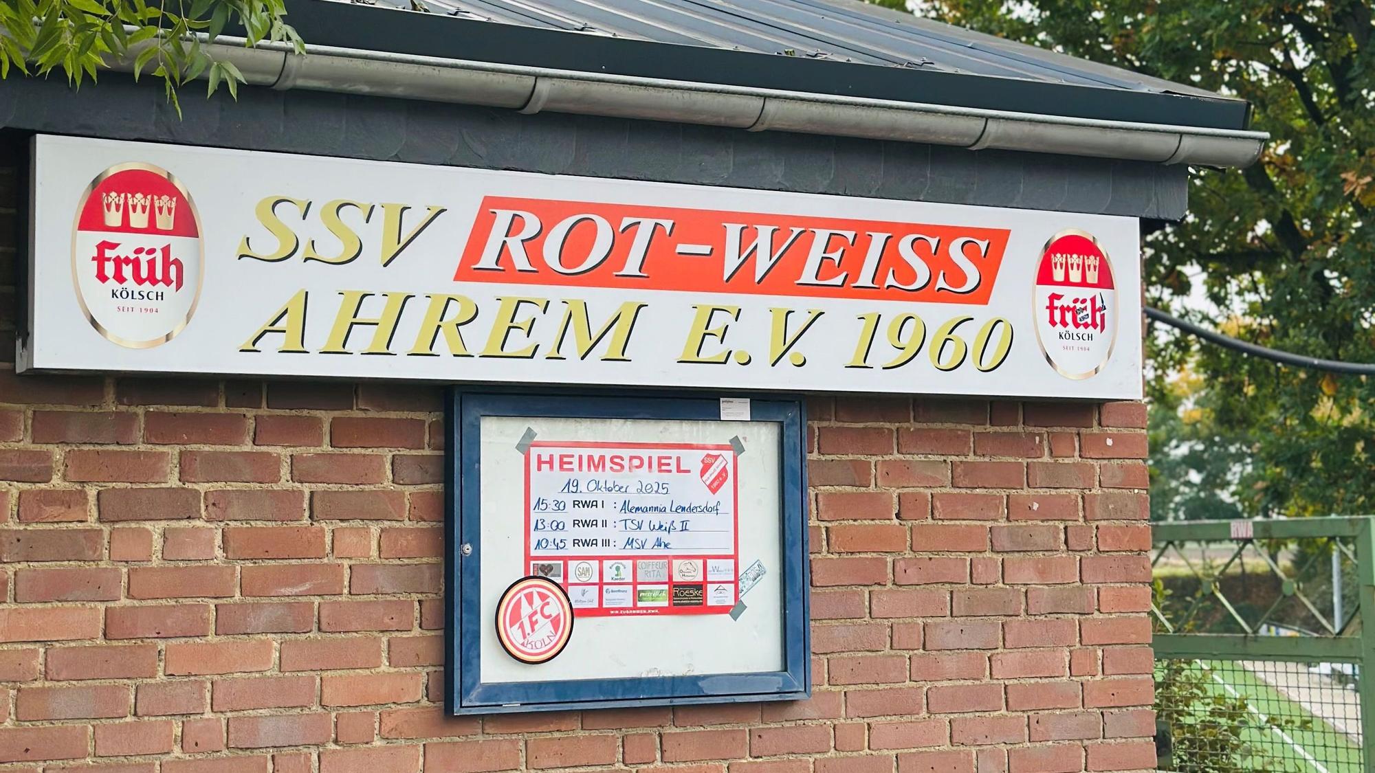 Zu sehen ist das Schild eines Vereins an einem Haus.