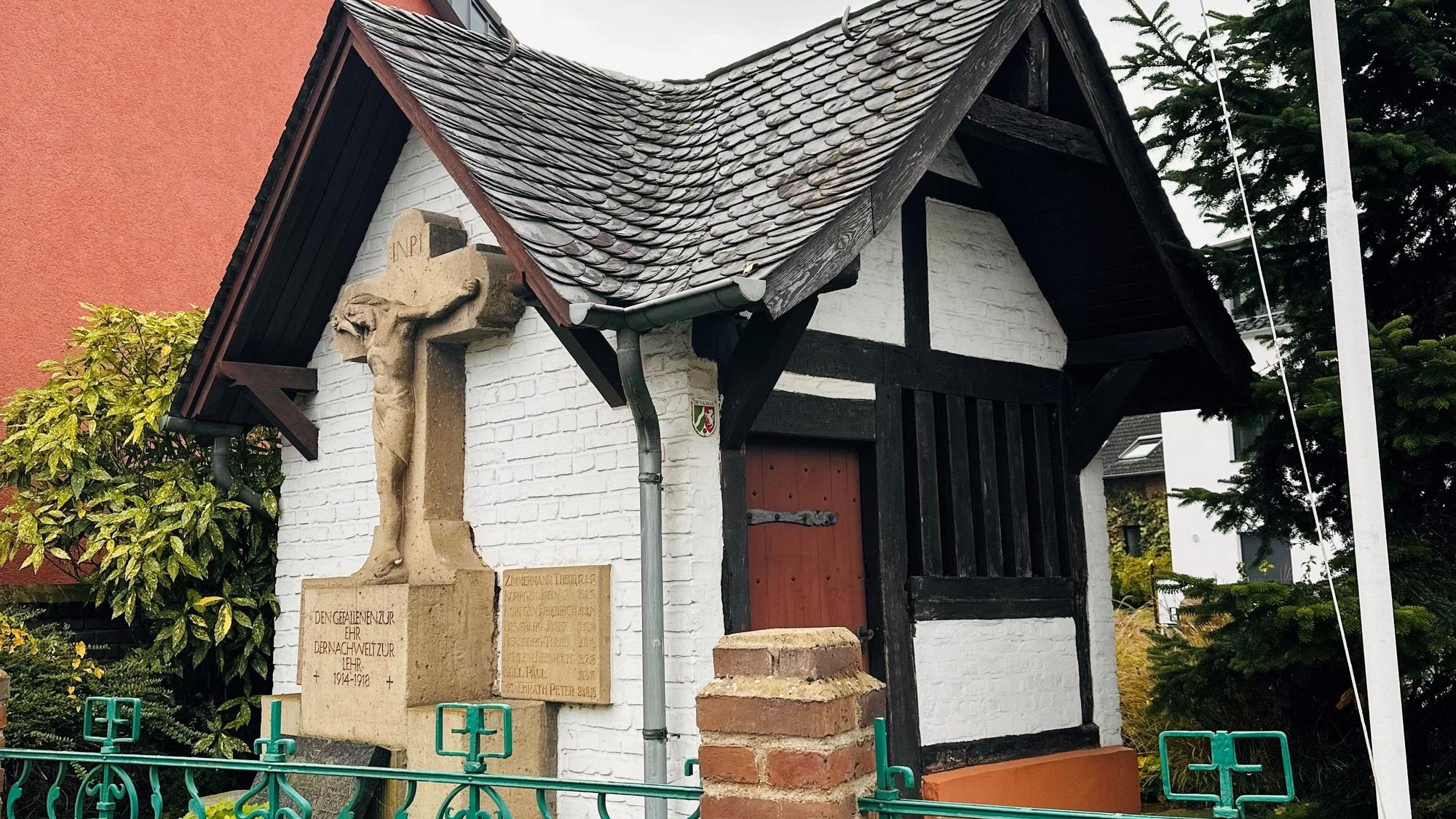 Das Bild zeigt eine kleine Kapelle an einer Straße.