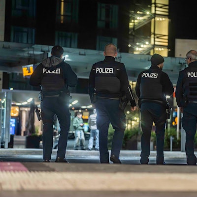 Das Bild zeigt fünf Polizeibeamte, die am Euskirchener Bahnhof Streife gehen.