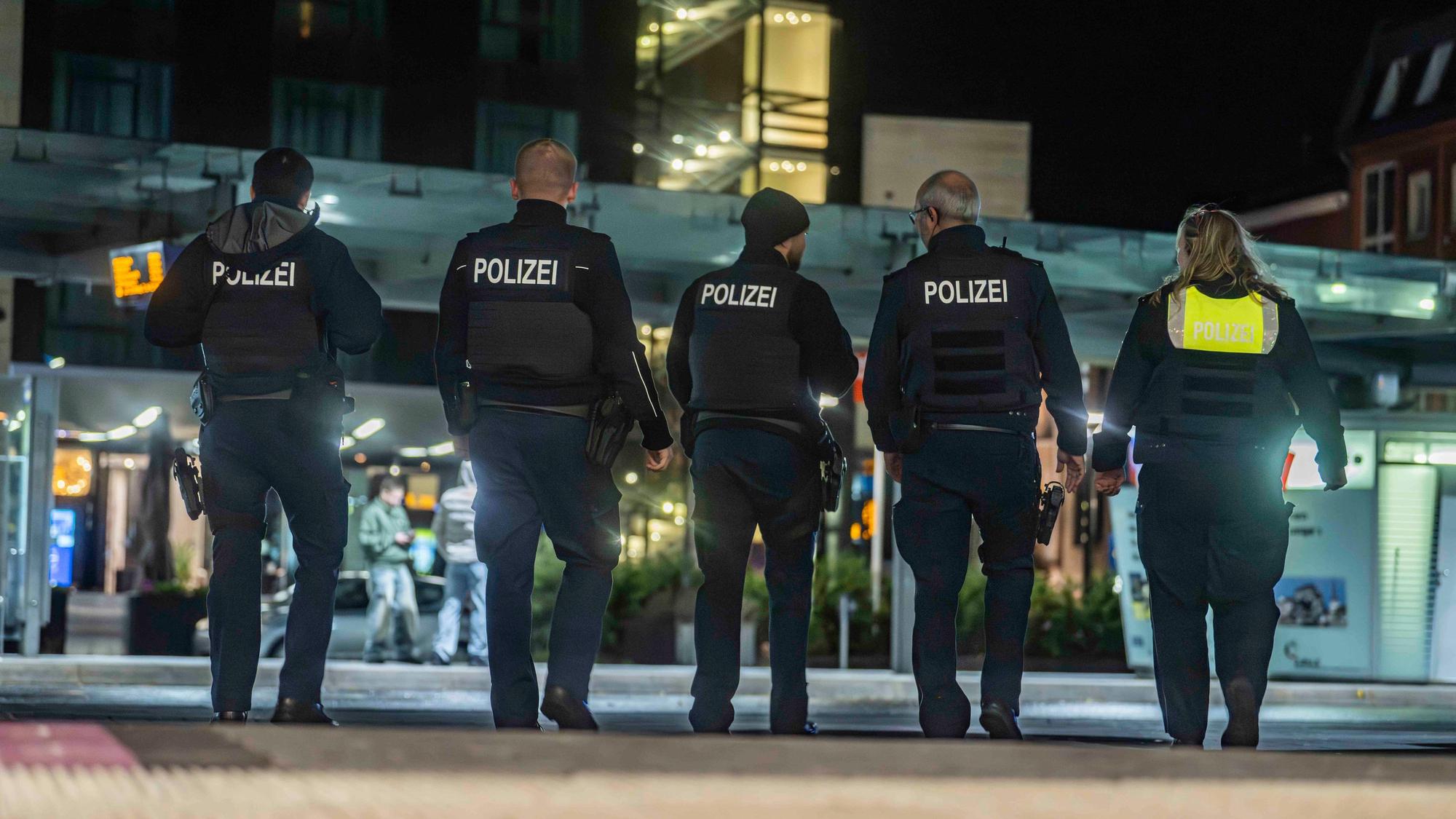 Das Bild zeigt Polizeibeamte, die am Euskirchener Bahnhof Streife gehen.