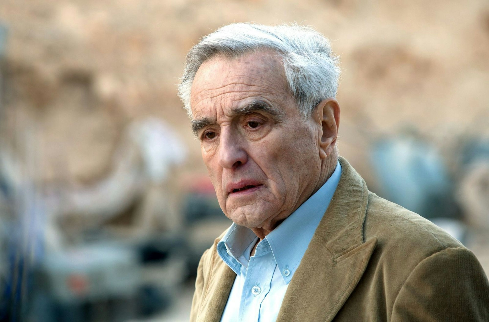 Michael Degen war zunächst hauptsächlich Theaterschauspieler, zählte aber spätestens seit seiner „Drombuschs“-Rolle auch zu den populärsten TV-Darstellern des Landes. (Bild: ARD Degeto / Itiel Zion)