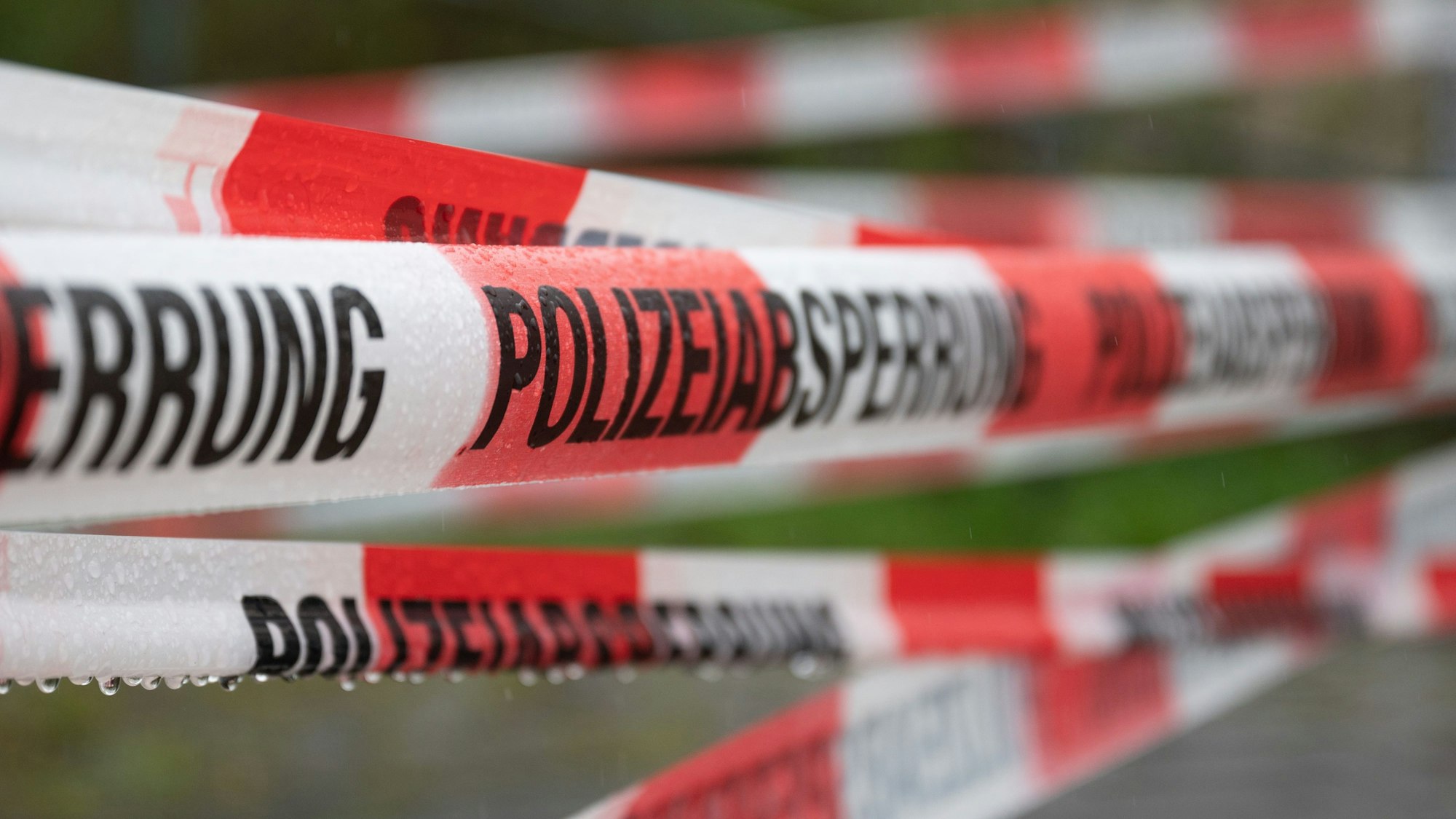 Nach einem Raubüberfall auf ein Sonnenstudio in Köln sucht die Polizei nach dem Täter.