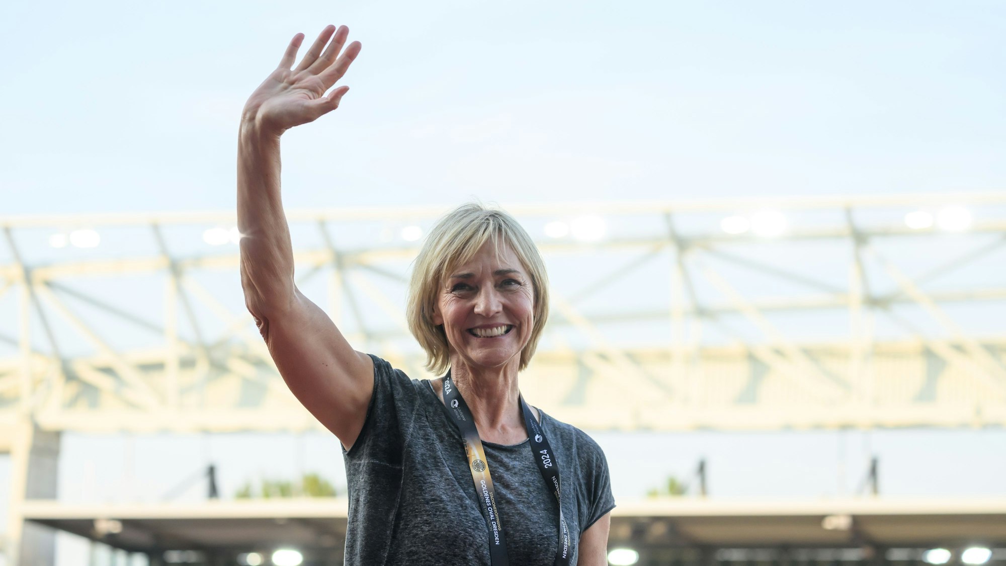 Heike Drechsler winkt beim Leichtathletik-Meeting 2024 im Dresdner Heinz-Steyer-Stadion.