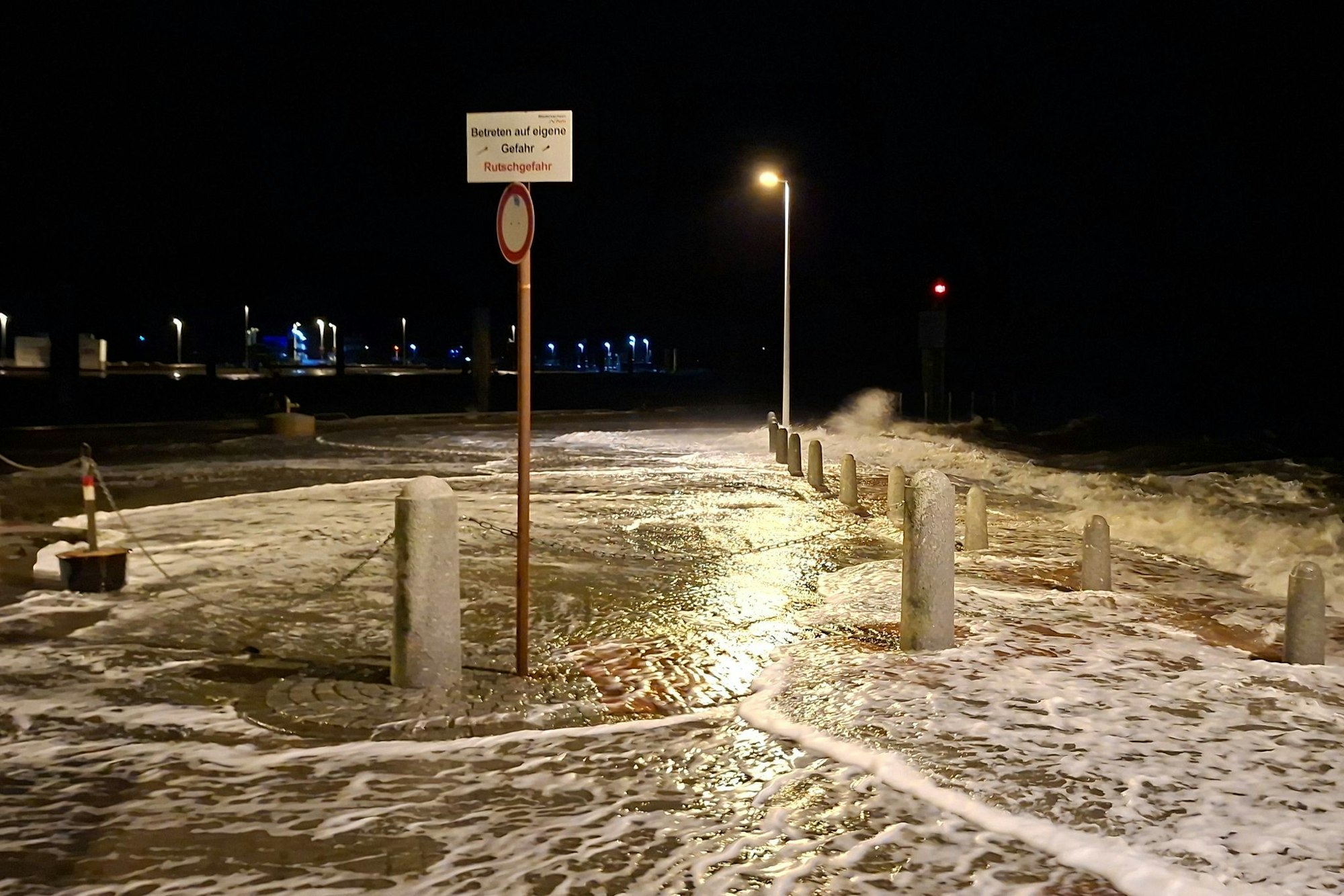 Wellen überspülten die Uferpromenade in Wilhelmshaven.