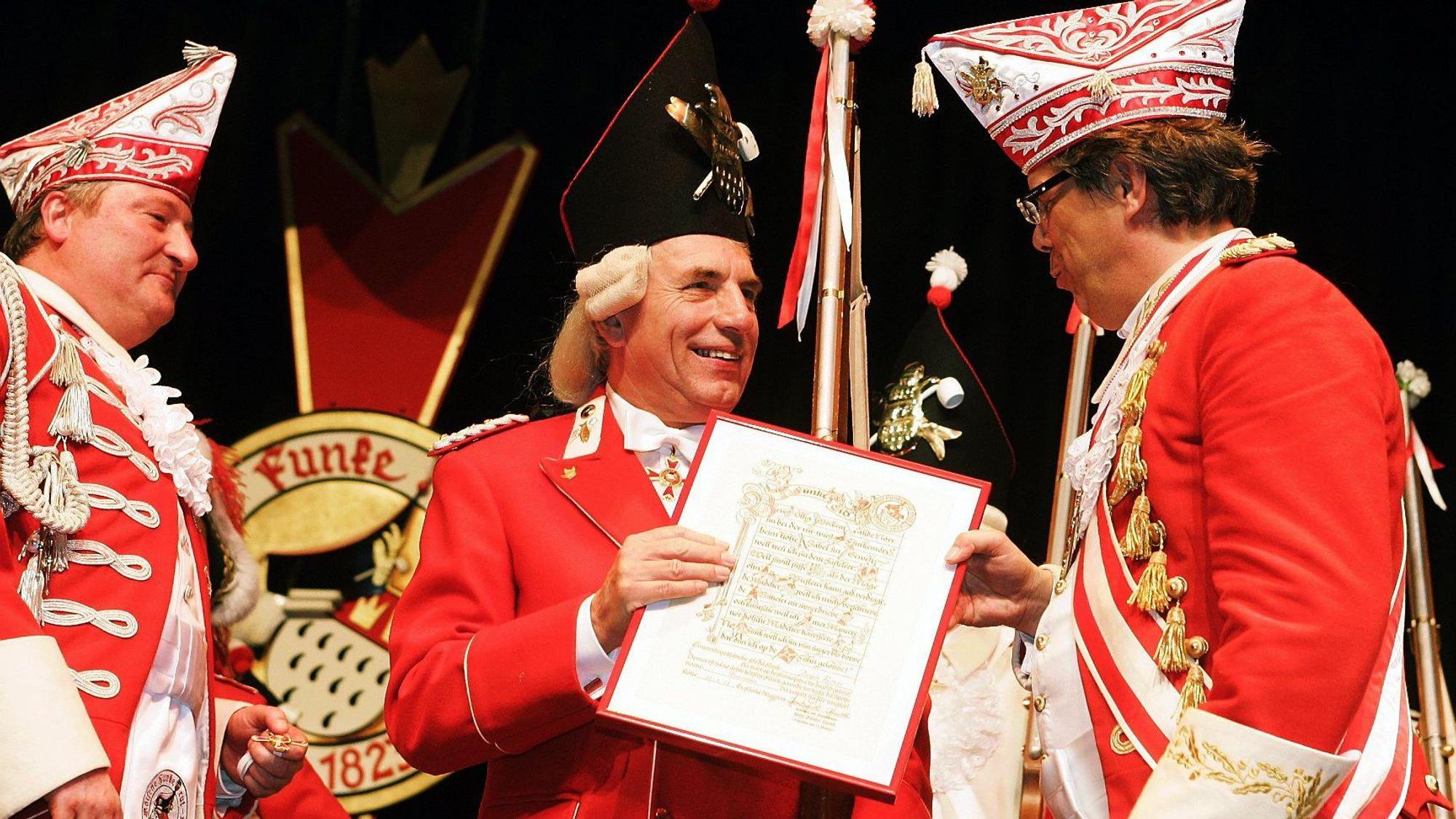 Der damalige OB Jurgen Roters wurde 2010 bei den Roten Funken vereidigt.