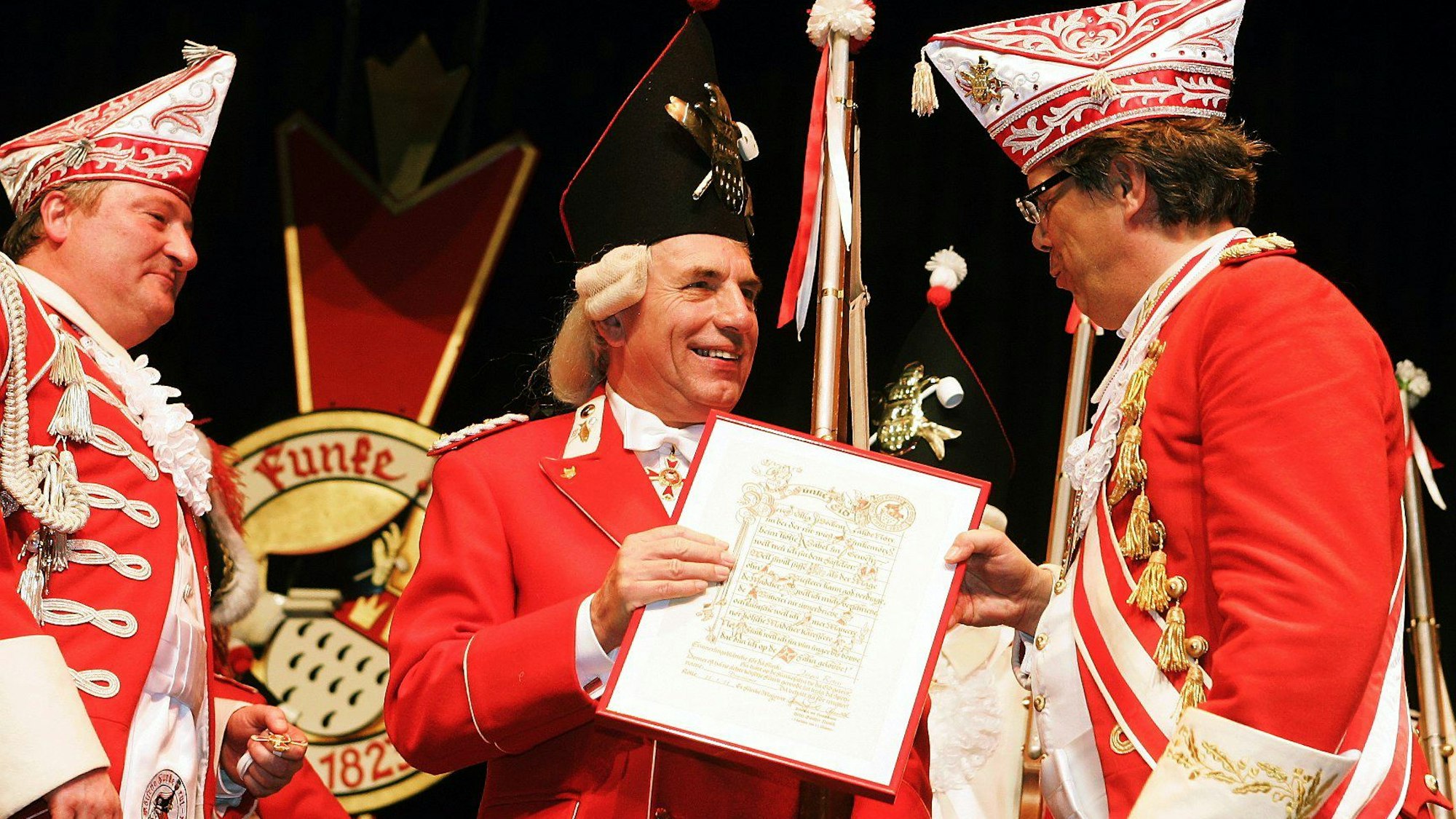 Der damalige OB Jurgen Roters wurde 2010 bei den Roten Funken vereidigt.