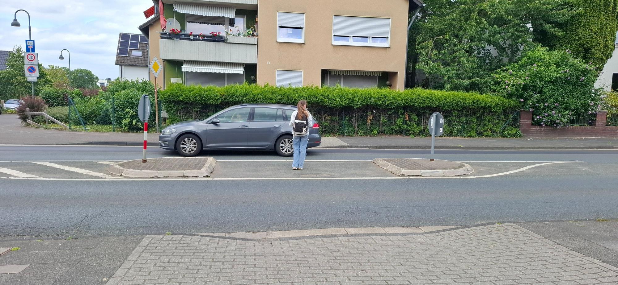 Bei einer Querungshilfe wie hier haben die Autos Vorrang.