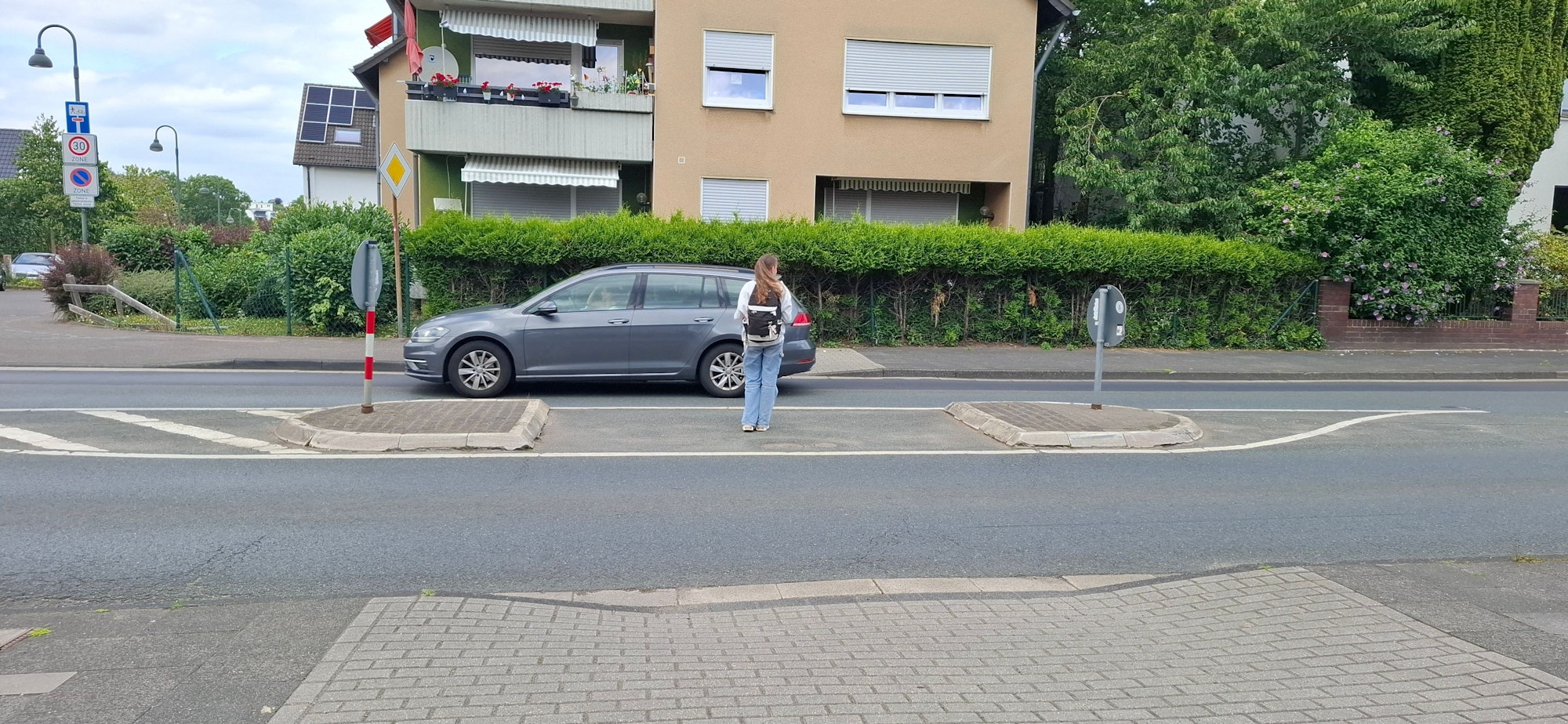 Bei einer Querungshilfe wie hier haben die Autos Vorrang.